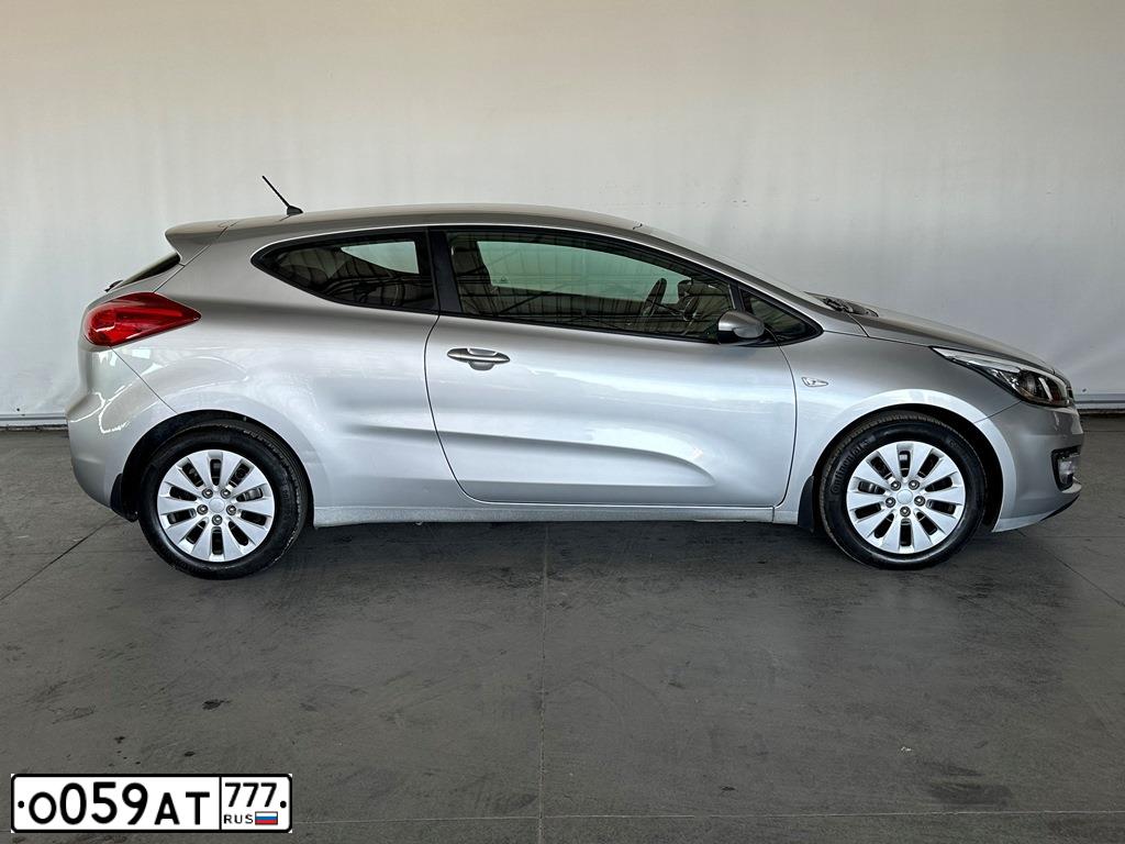 Фото автомобиля KIA CEED, 2013 — госномер Р215ЕР977. Цвет: СЕРЫЙ