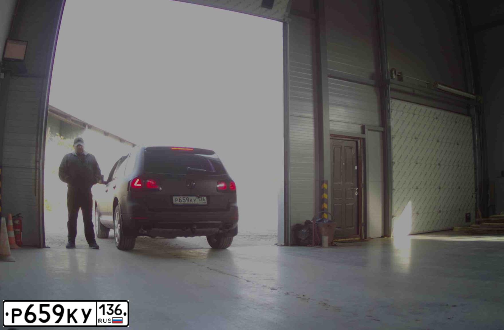 Фото автомобиля VOLKSWAGEN TOUAREG, 2007 — госномер Р659КУ136. Цвет: ЧЕРНЫЙ