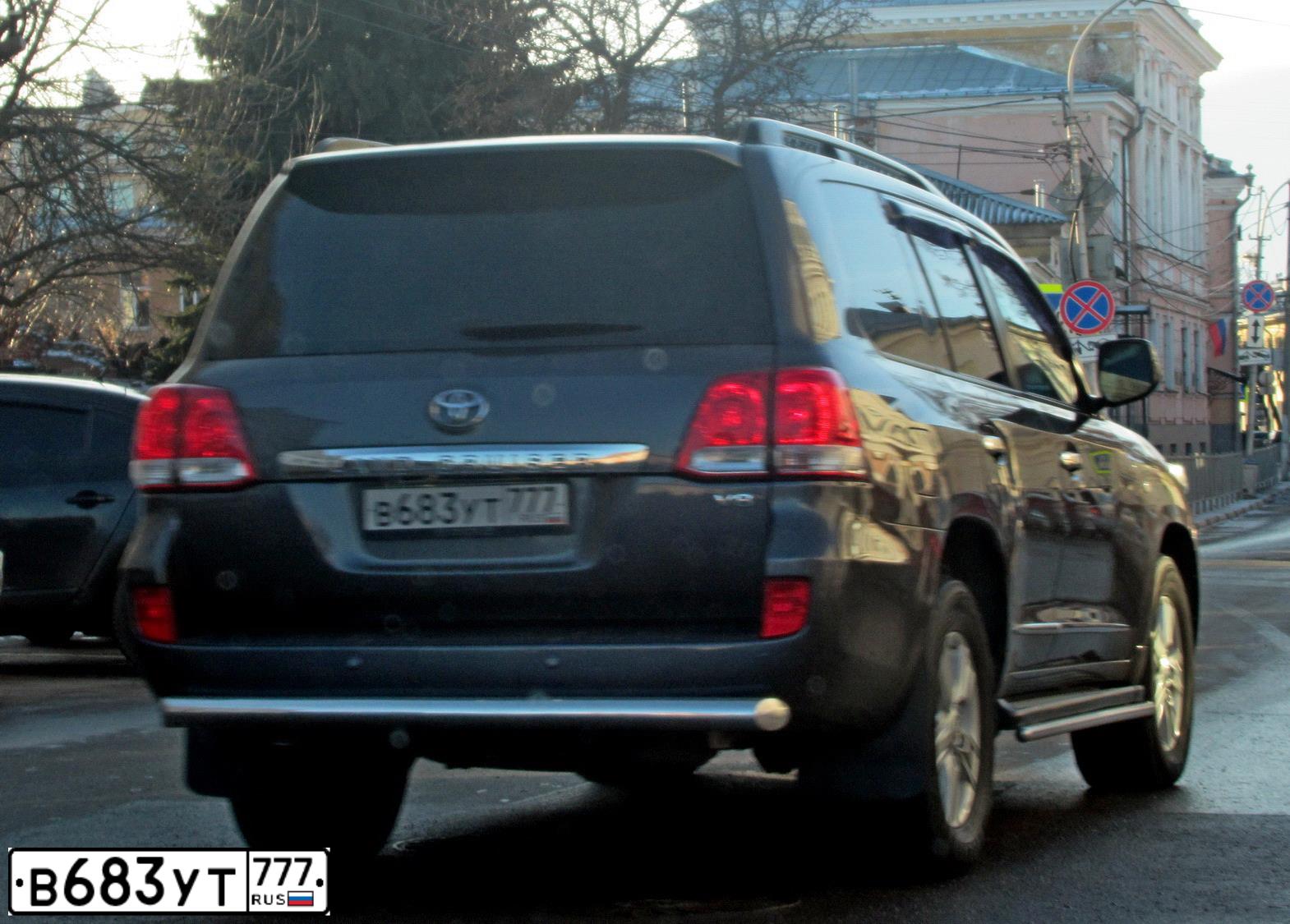Фото автомобиля TOYOTA LANDCRUISER 200, 2008 — госномер Р002НН77. Цвет: Серый