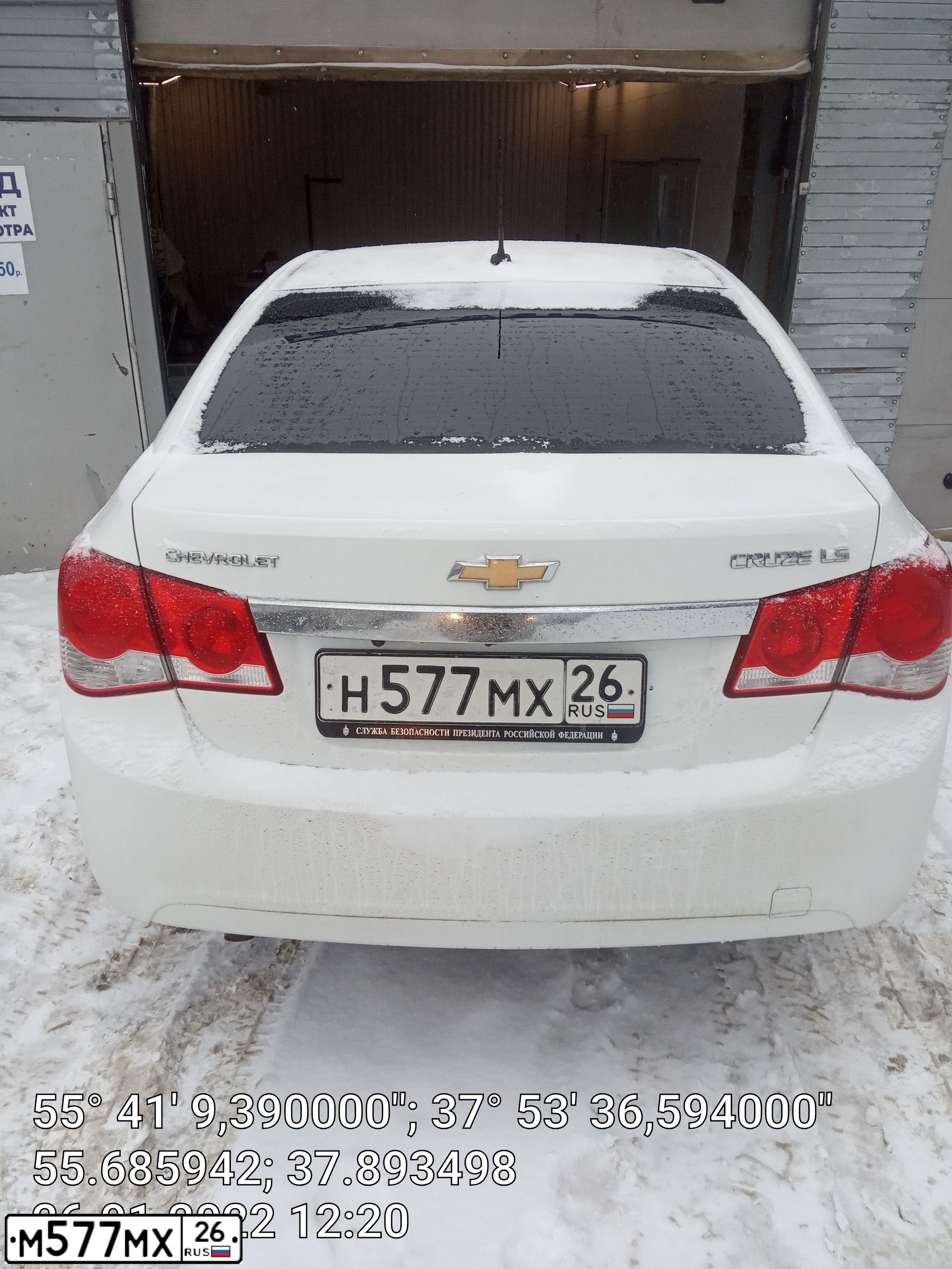 Фото автомобиля CHEVROLET CRUZE, 2011 — госномер М222СО26. Цвет: Белый