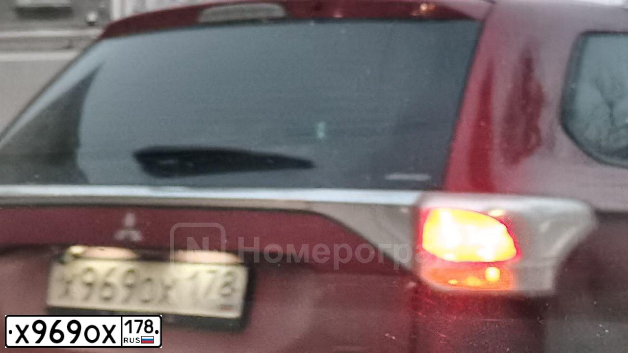 Фото автомобиля MITSUBISHI OUTLANDER, 2014 — госномер Х969ОХ178. Цвет: Красный