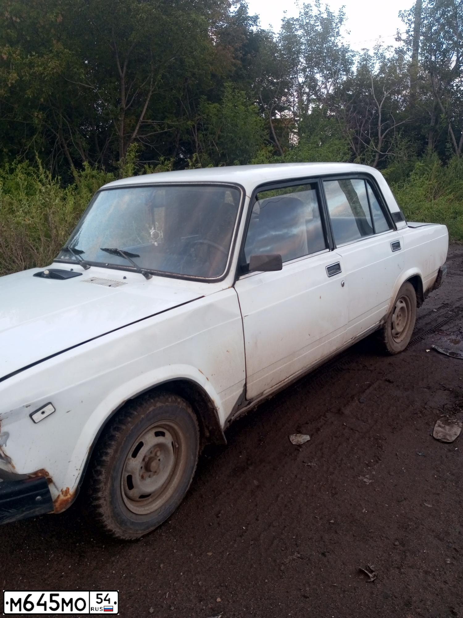 Фото автомобиля LADA 2107, 2002 — госномер М645МО54. Цвет: ЯРКО БЕЛЫЙ