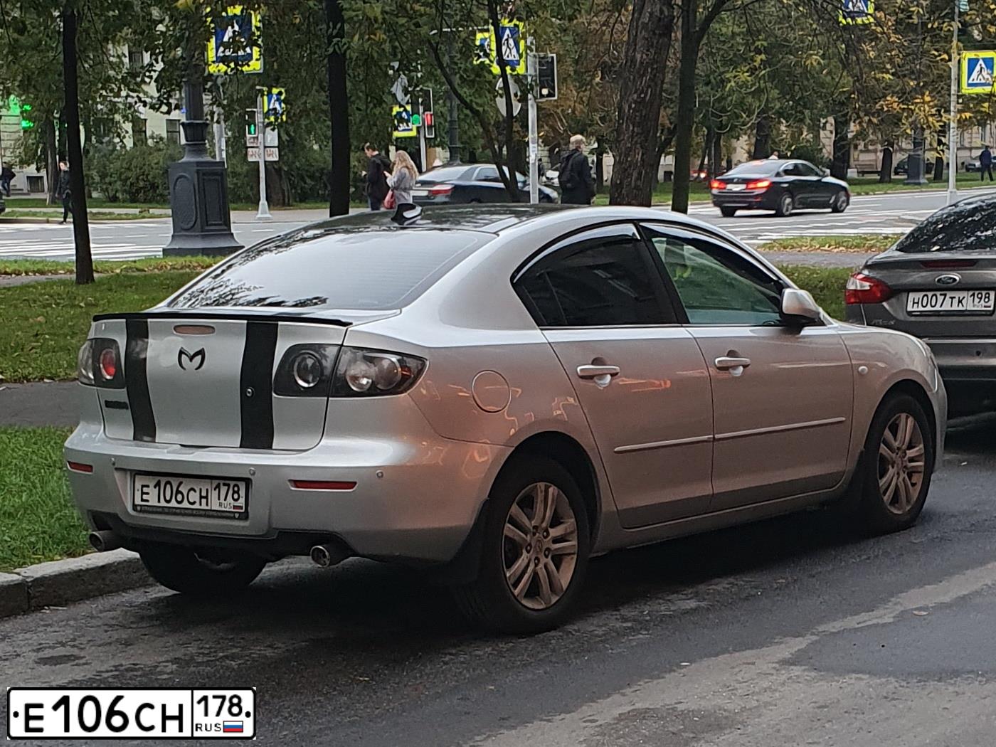 Фото автомобиля MAZDA 3, 2007 — госномер Е363СС89. Цвет: Серебристый