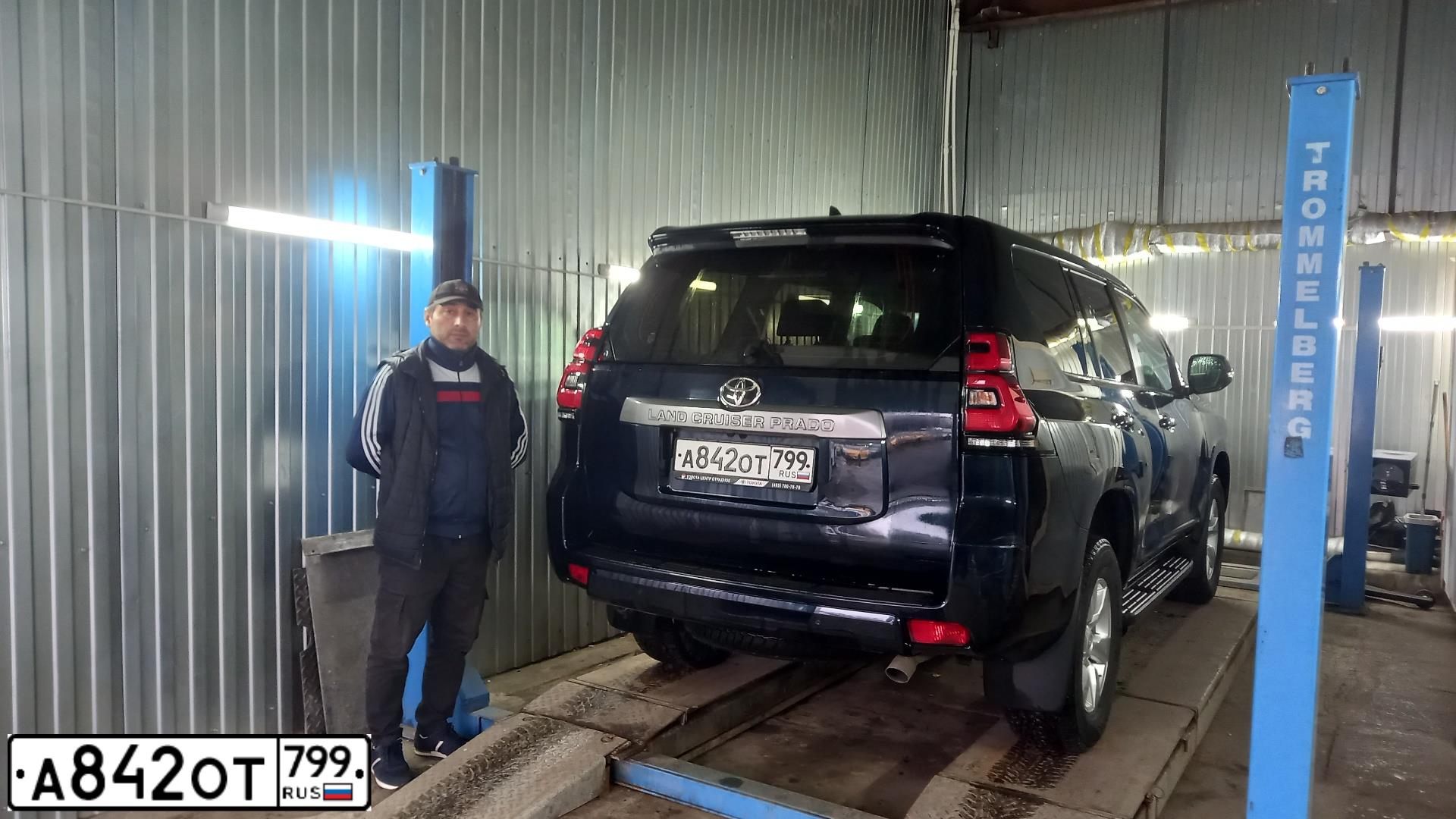 Фото автомобиля TOYOTA LANDCRUISER, 2019 — госномер А842ОТ799. Цвет: ТЕМНО-СИНИЙ