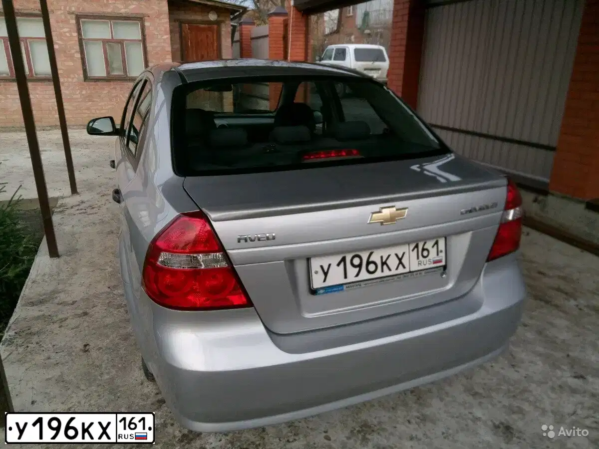 Фото автомобиля CHEVROLET AVEO, 2007 — госномер Е136НХ761. Цвет: серебристый