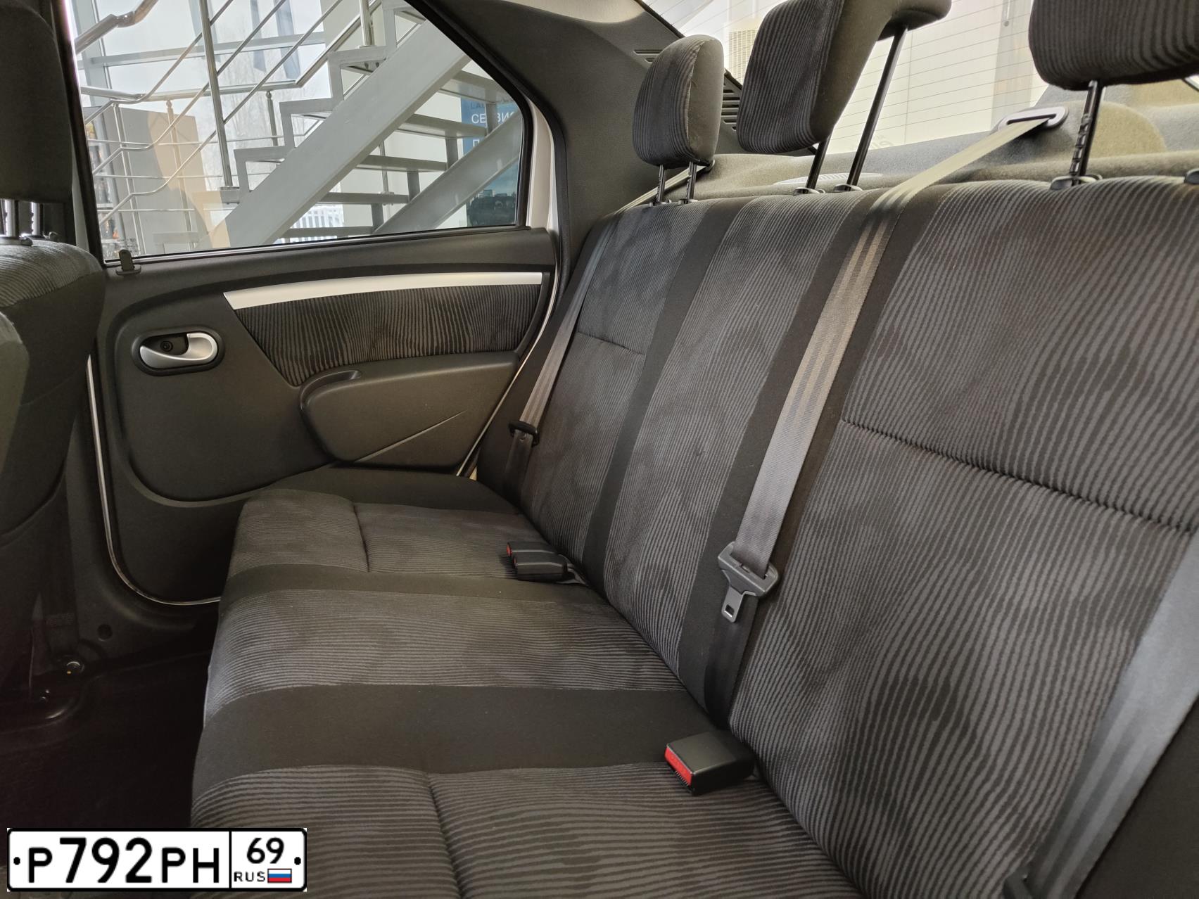 Фото автомобиля RENAULT LOGAN, 2013 — госномер У598ЕР44. Цвет: СВЕТЛО-СЕРЫЙ