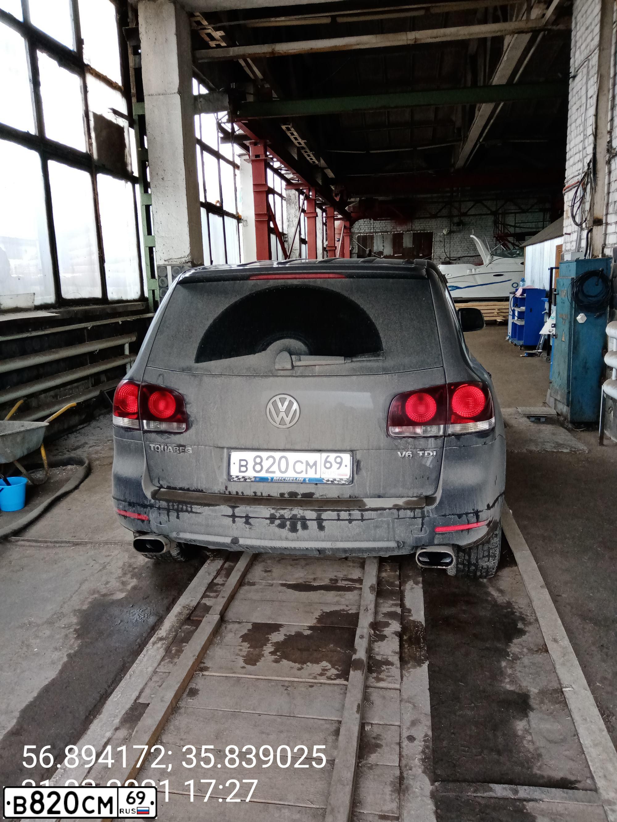 Фото автомобиля VOLKSWAGEN TOUAREG, 2008 — госномер К418НС164. Цвет: СЕРЫЙ
