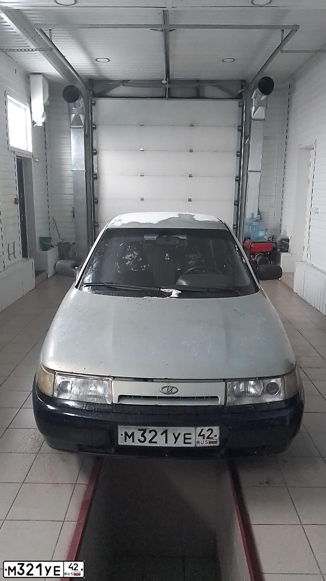 Фото автомобиля LADA 2110, 2003 — госномер М321УЕ42. Цвет: СЕРЕБРИСТЫЙ ЖЕЛТО-ЗЕЛЕНЫЙ