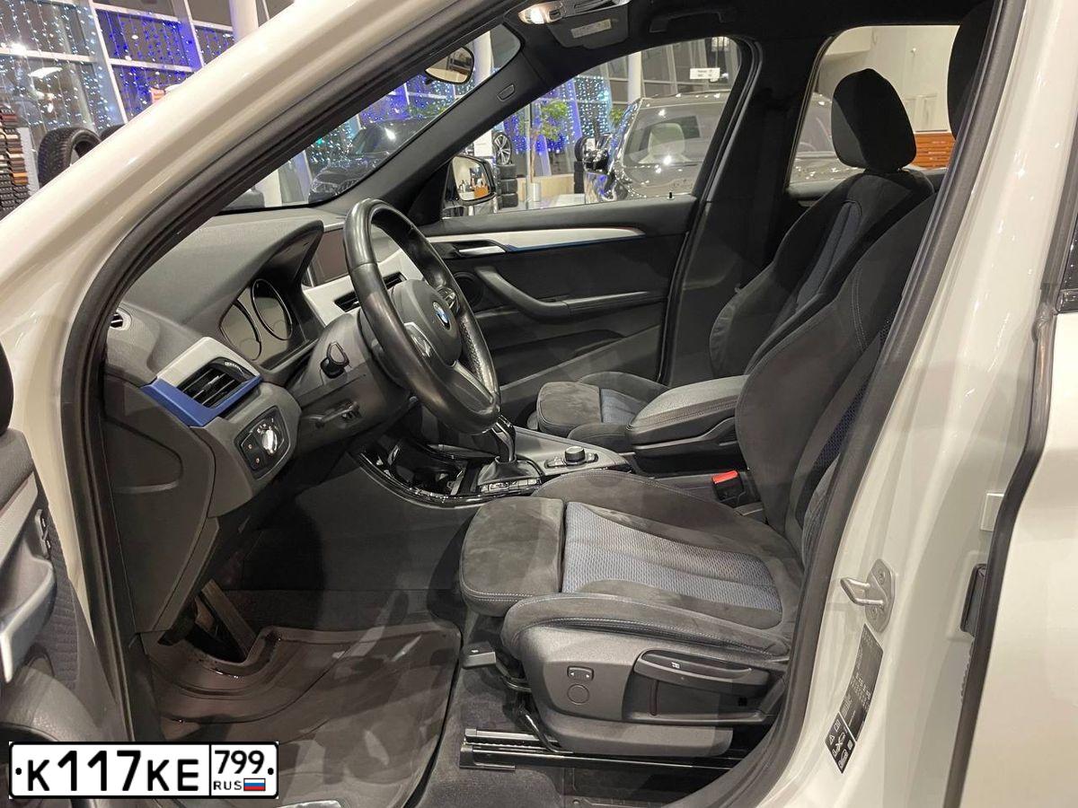 Фото автомобиля BMW X1, 2018 — госномер О614ЕО977. Цвет: Белый