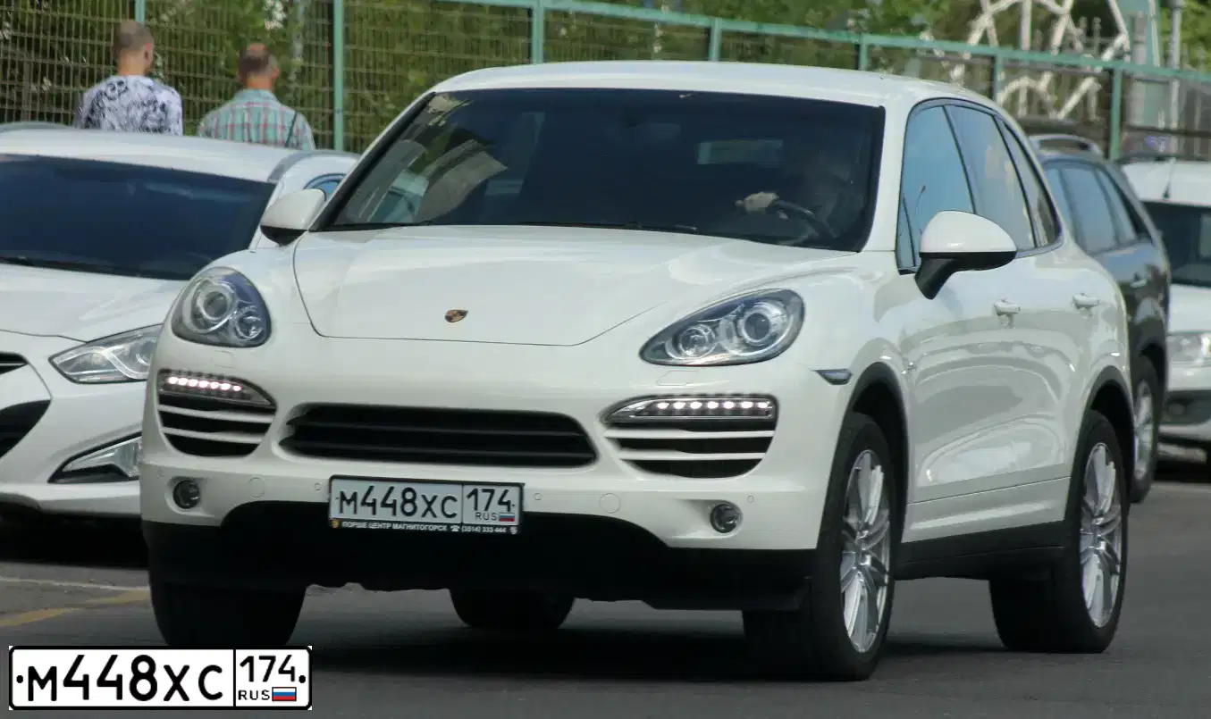 Фото автомобиля PORSCHE CAYENNE, 2011 — госномер М448ХС174. Цвет: Белый