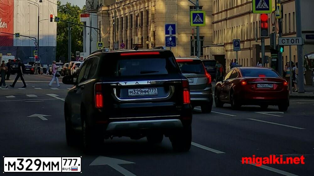 Фото автомобиля TOYOTA LANDCRUISER 200, 2011 — госномер М329ММ777. Цвет: Серый