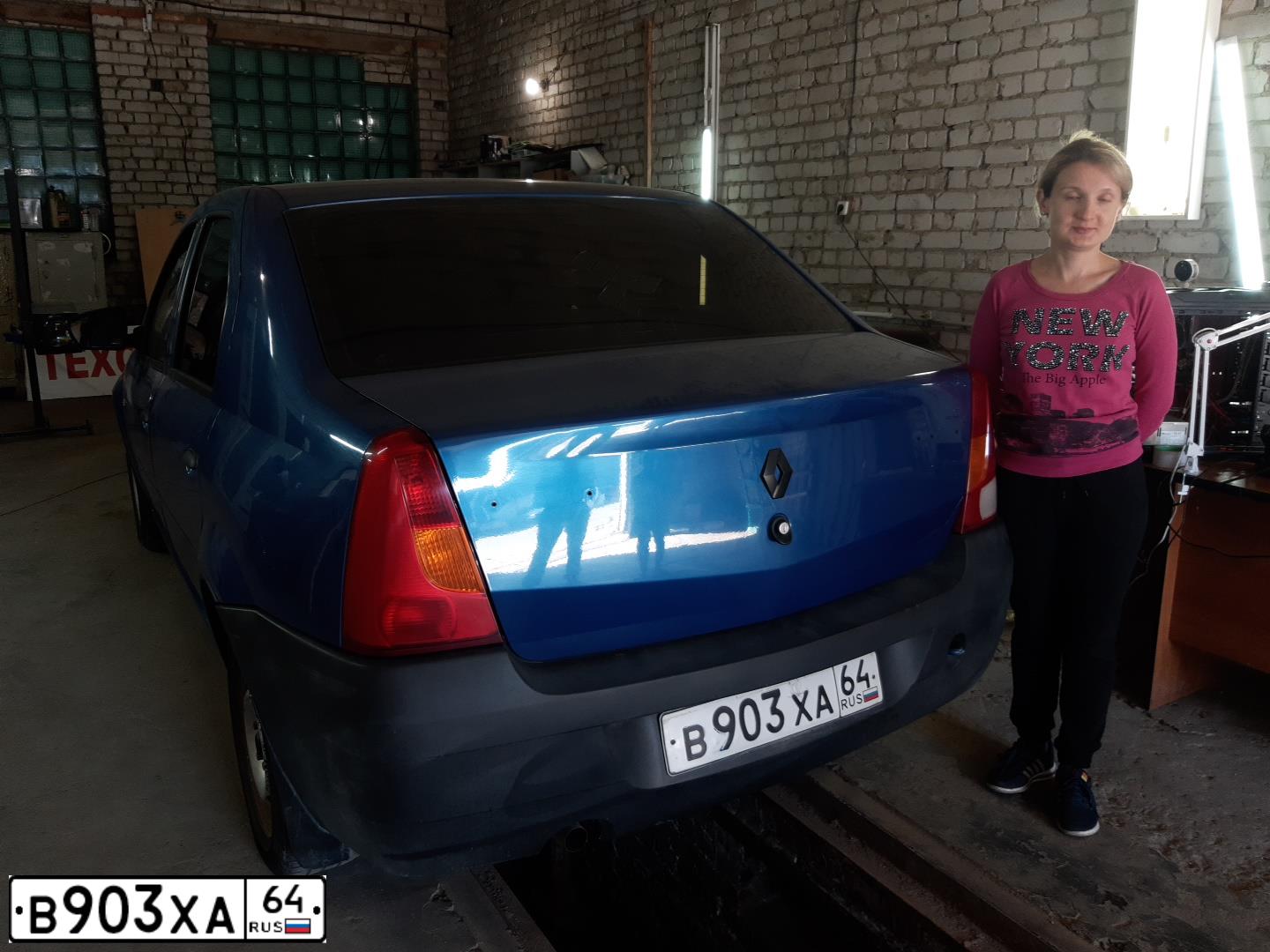 Фото автомобиля RENAULT LOGAN, 2009 — госномер В903ХА64. Цвет: СИНИЙ МЕТАЛЛИК