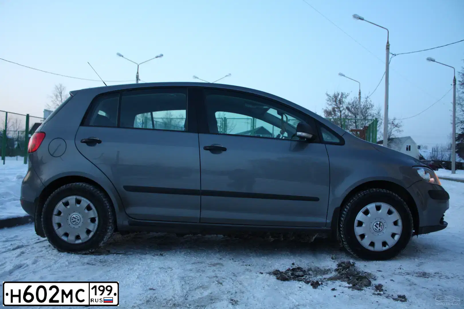Фото автомобиля VOLKSWAGEN GOLF PLUS, 2008 — госномер Н602МС199. Цвет: СЕРЫЙ