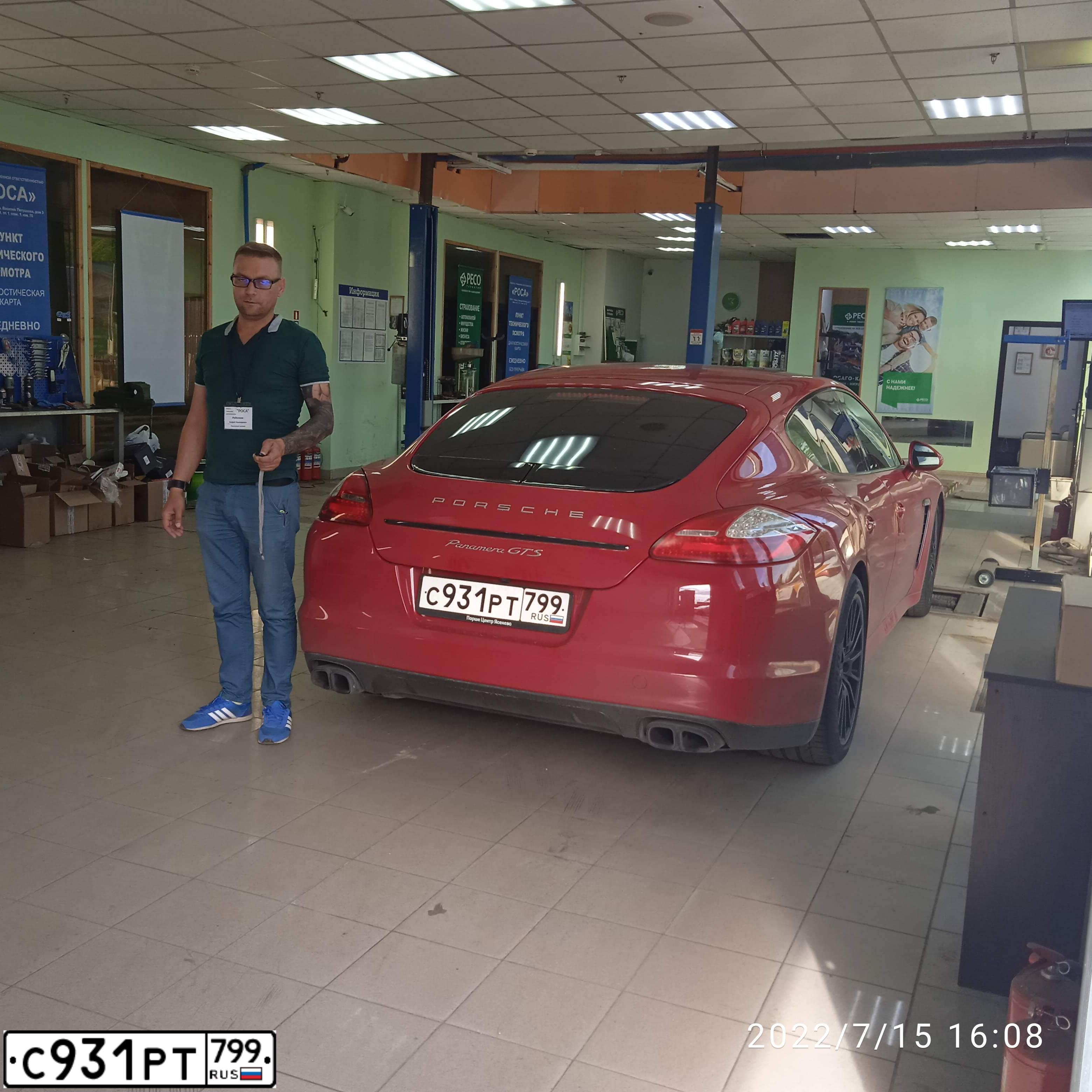 Фото автомобиля PORSCHE PANAMERA, 2013 — госномер Т268ТХ193. Цвет: Красный