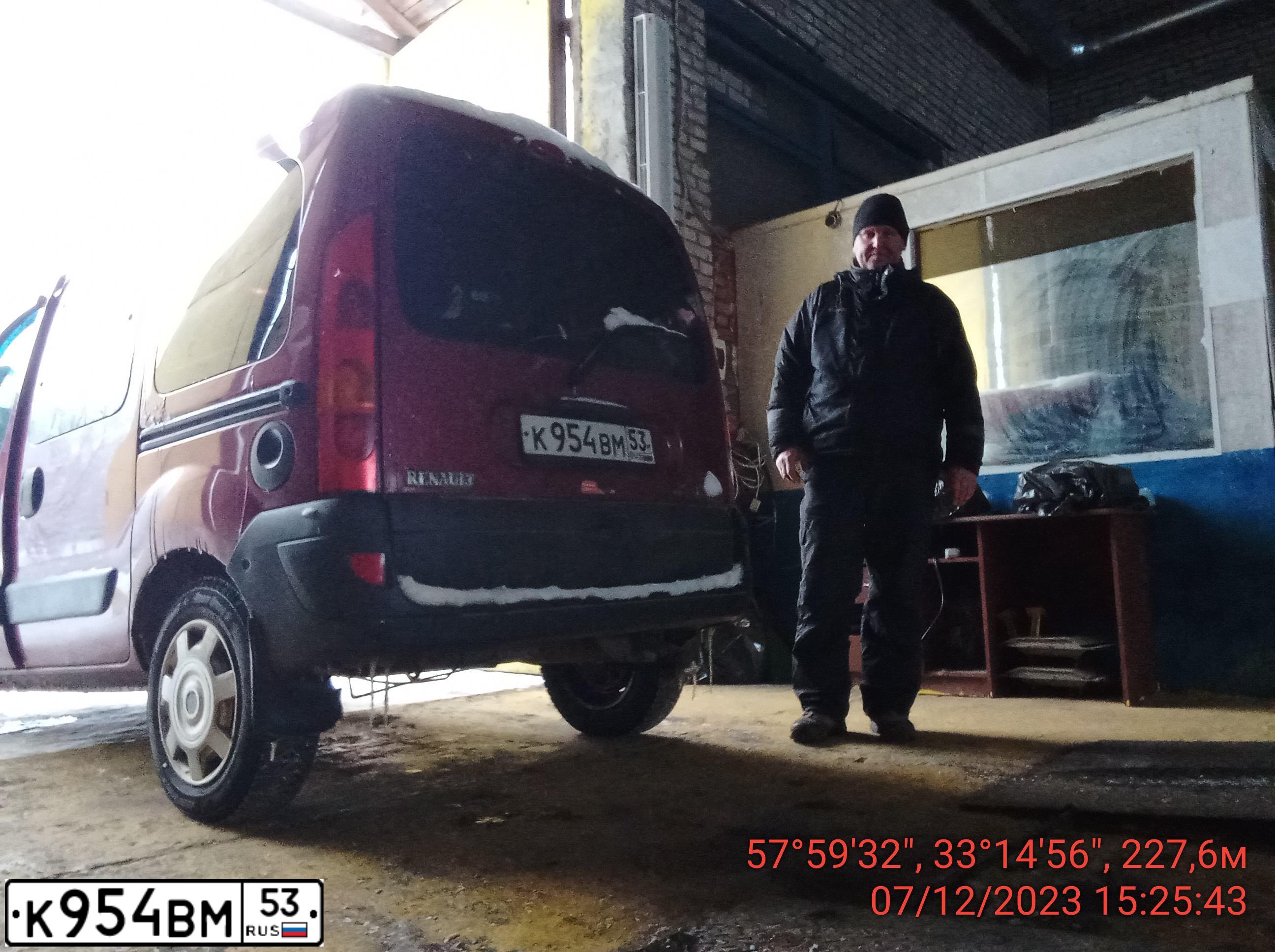 Фото автомобиля RENAULT KANGOO, 2004 — госномер К954ВМ53. Цвет: ТЕМНО-КРАСНЫЙ