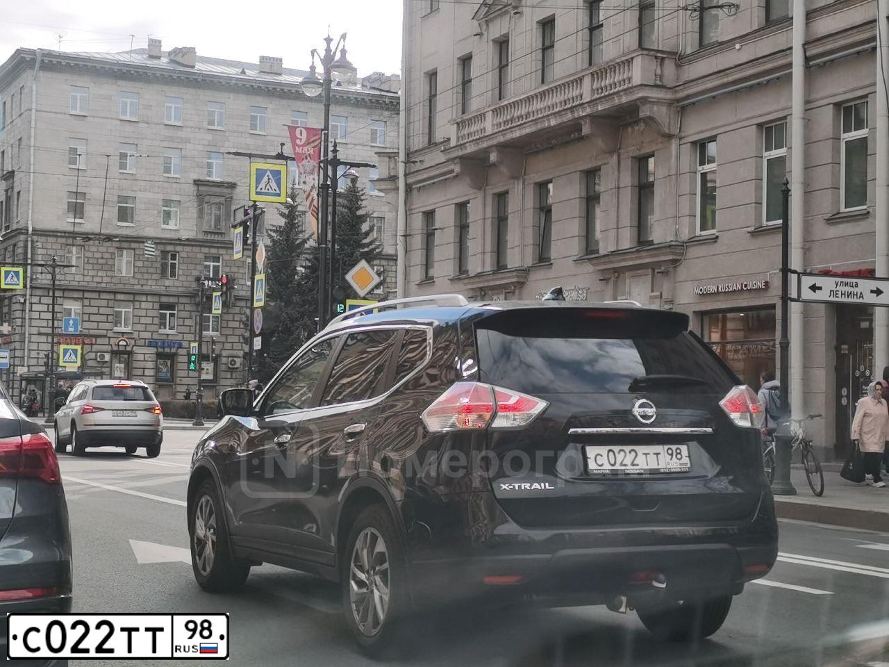 Фото автомобиля NISSAN X-TRAIL, 2017 — госномер С022ТТ98. Цвет: ЧЕРНЫЙ