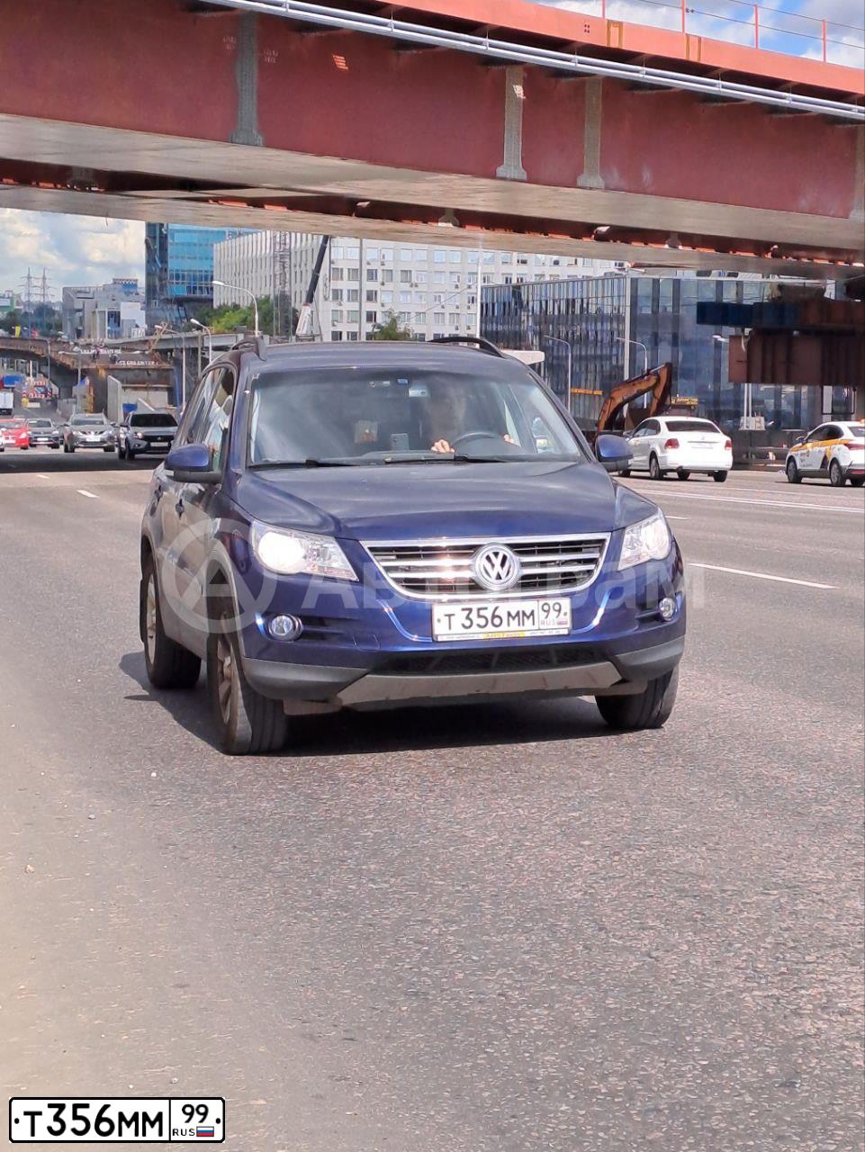 Фото автомобиля VOLKSWAGEN TIGUAN, 2009 — госномер Е095ТК797. Цвет: Темно-синий