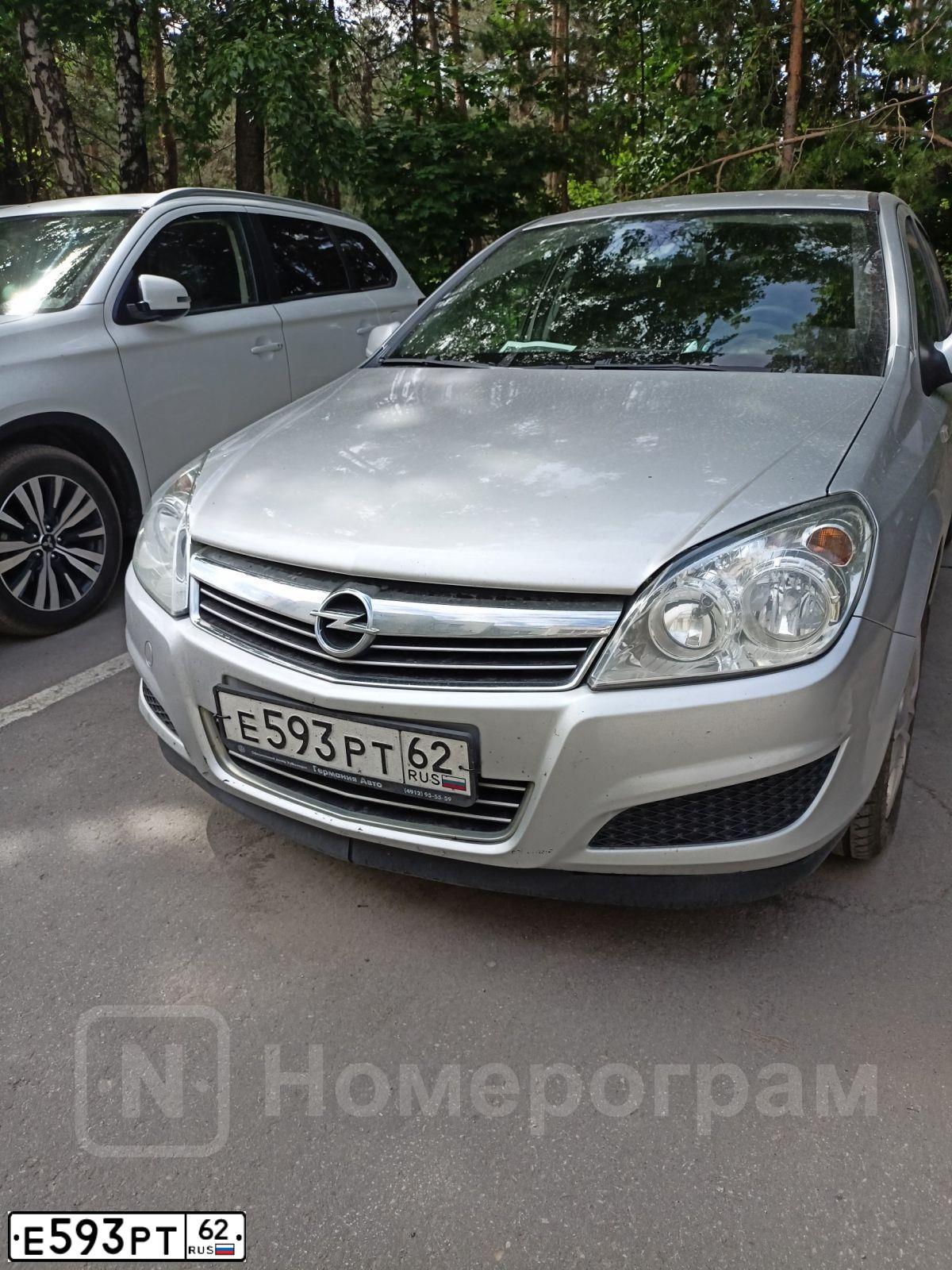 Фото автомобиля OPEL ASTRA, 2012 — госномер Е593РТ62. Цвет: Серебристый
