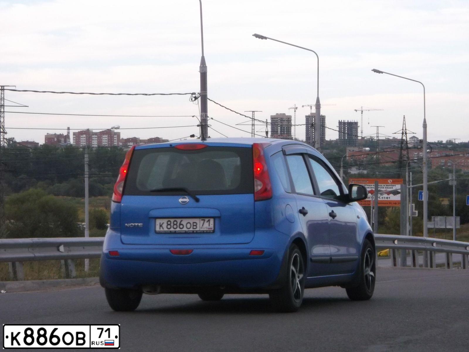 Фото автомобиля NISSAN NOTE, 2008 — госномер К886ОВ71. Цвет: ЯРКО-СИНИЙ