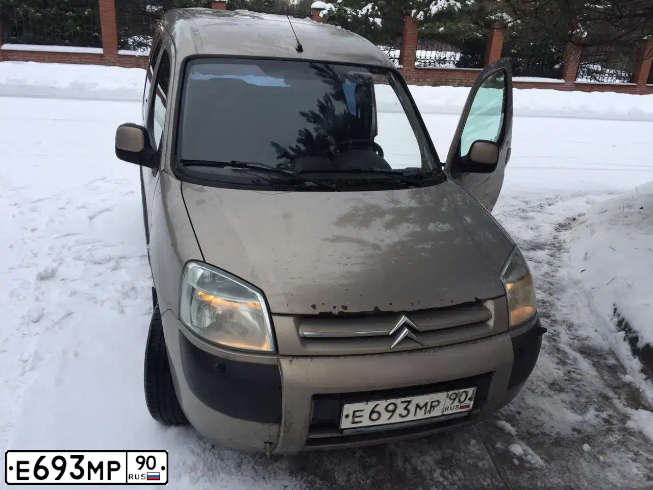 Фото автомобиля CITROEN BERLINGO, 2006 — госномер Е693МР90. Цвет: ПЕСОЧНЫЙ