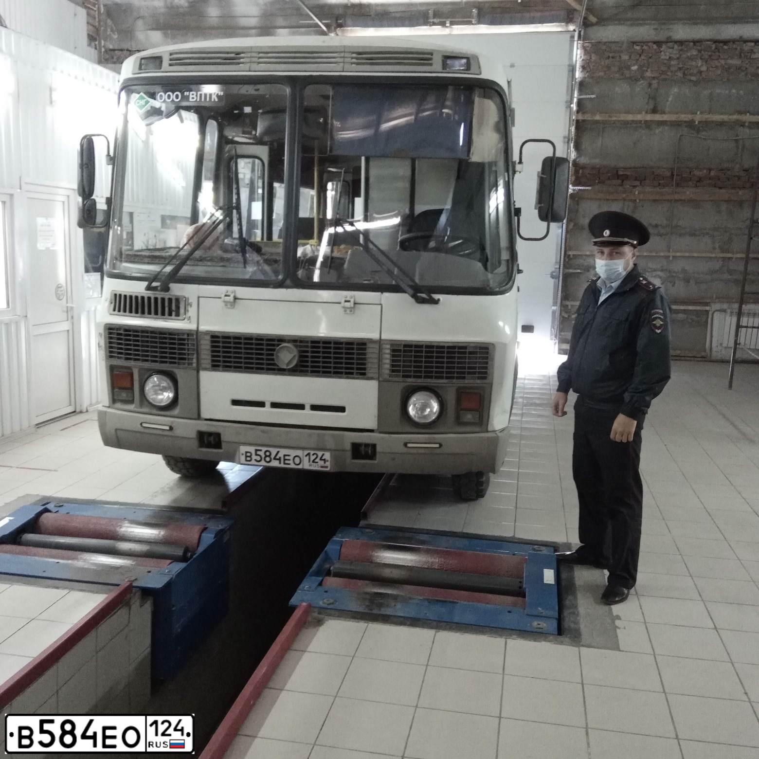 Фото автомобиля PAZ 3205, 2008 — госномер В584ЕО124. Цвет: Белый
