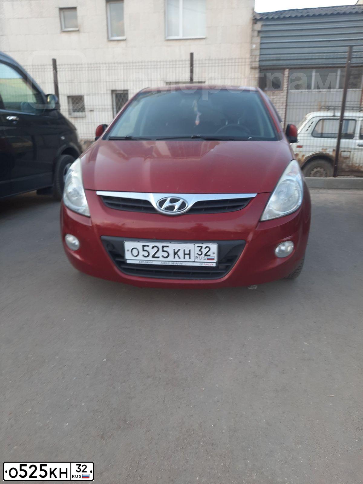 Фото автомобиля HYUNDAI I20, 2010 — госномер О525КН32. Цвет: ВИШНЕВЫЙ