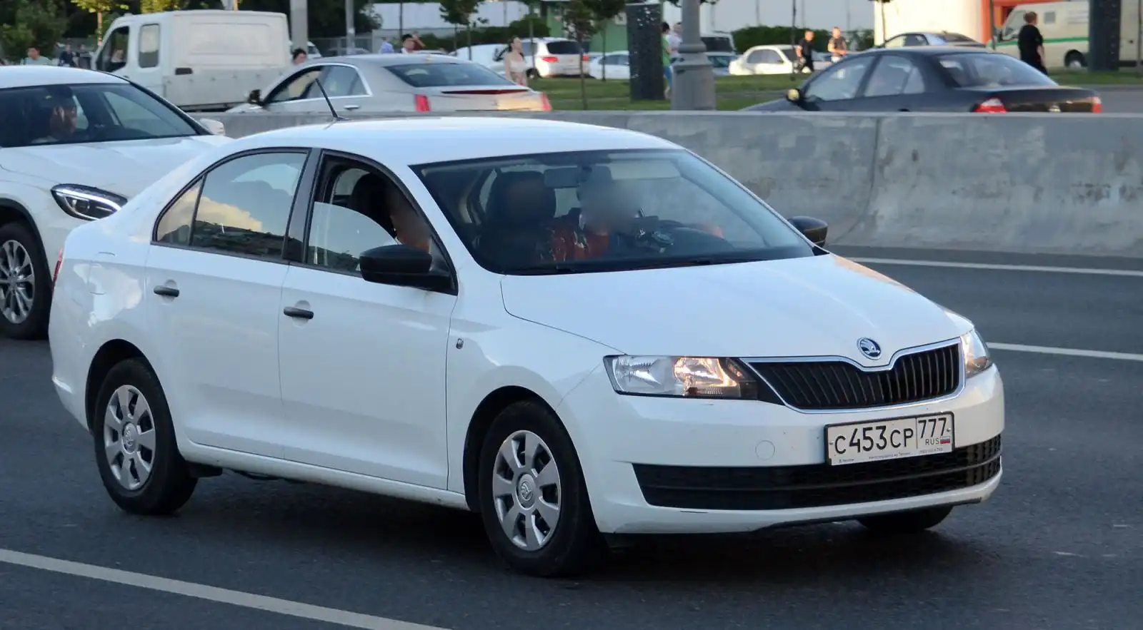 Фото автомобиля SKODA RAPID, 2017 — госномер Т910ХО05. Цвет: БЕЛЫЙ ЖЕЛТЫЙ СЕРЫЙ