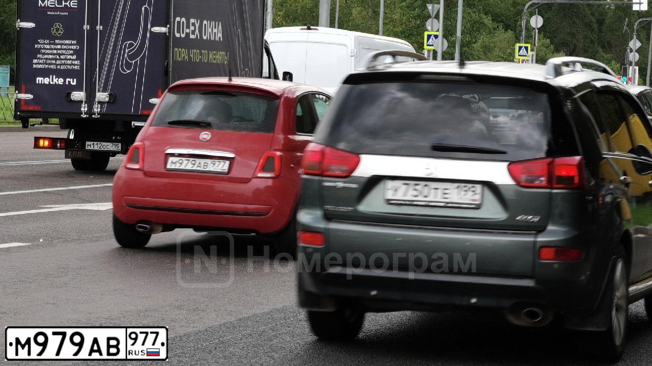 Фото автомобиля FIAT 500, 2008 — госномер М979АВ977. Цвет: Красный