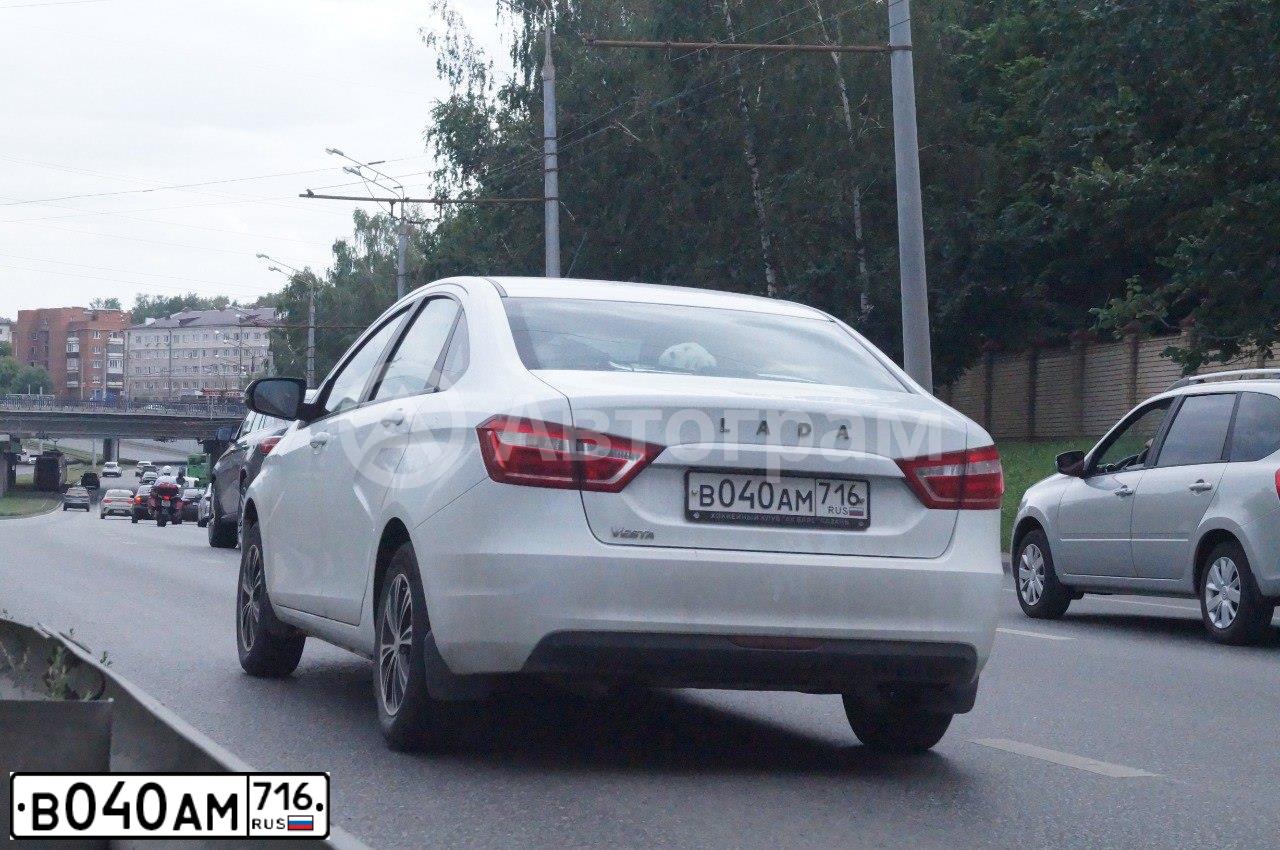 Фото автомобиля LADA VESTA, 2018 — госномер В040АМ716. Цвет: БЕЛЫЙ