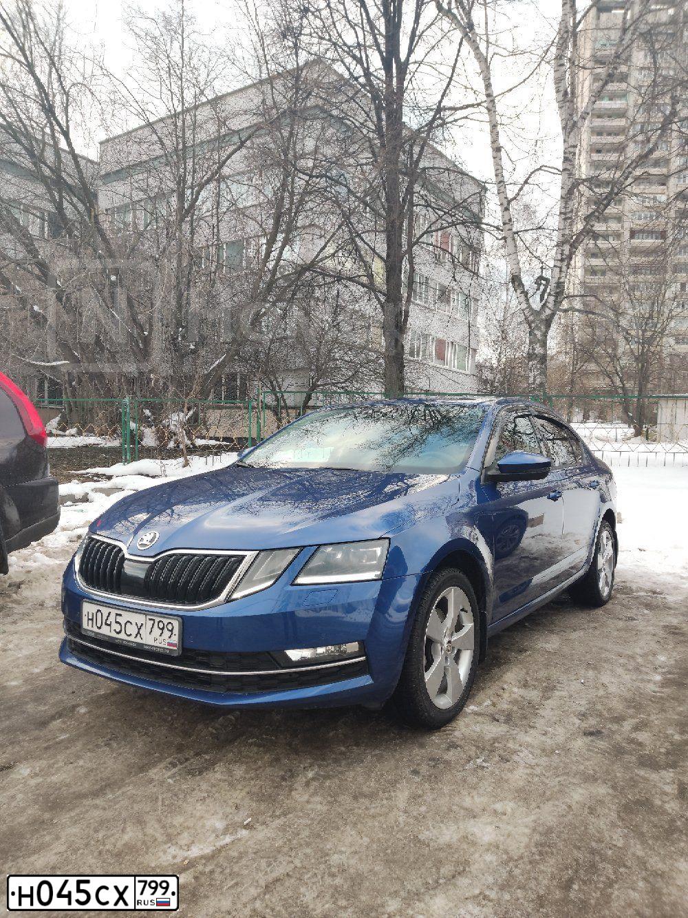 Фото автомобиля SKODA OCTAVIA, 2018 — госномер Т285ТР33. Цвет: синий