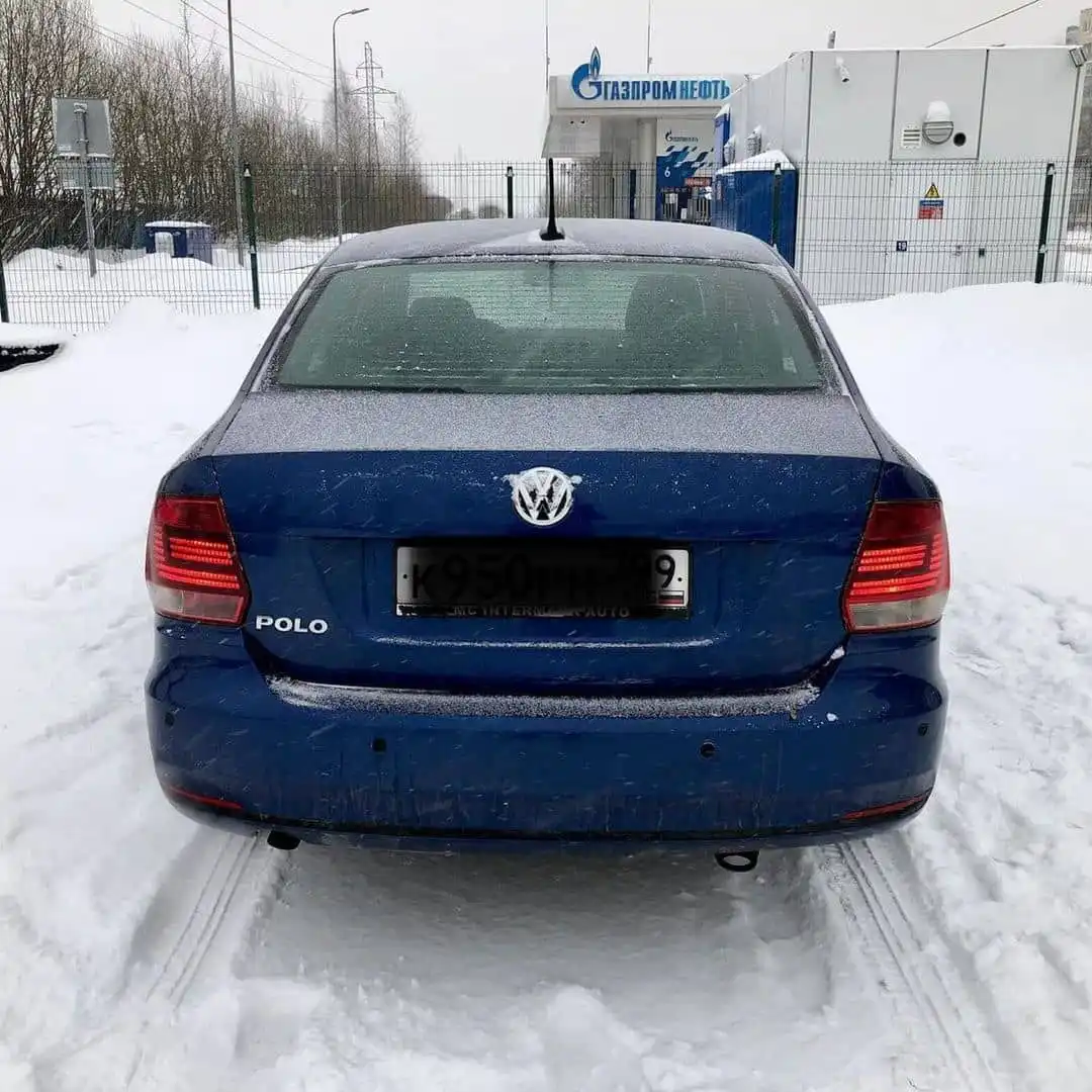 Фото автомобиля VOLKSWAGEN POLO, 2019 — госномер Х608АТ180. Цвет: ЯРКО-СИНИЙ