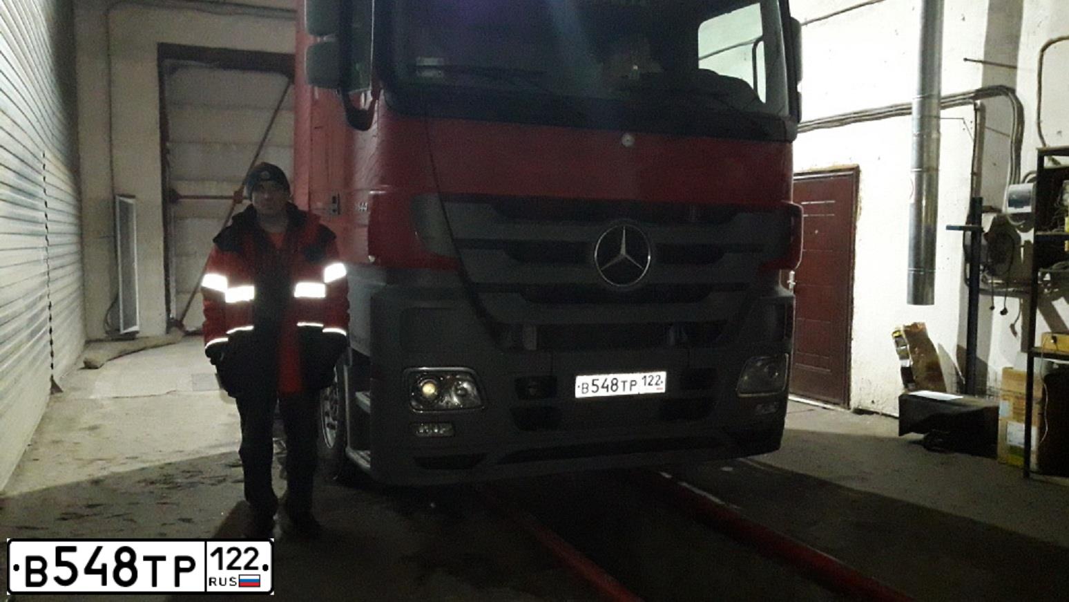 Фото автомобиля MERCEDES ACTROS, 2017 — госномер В548ТР122. Цвет: Красный