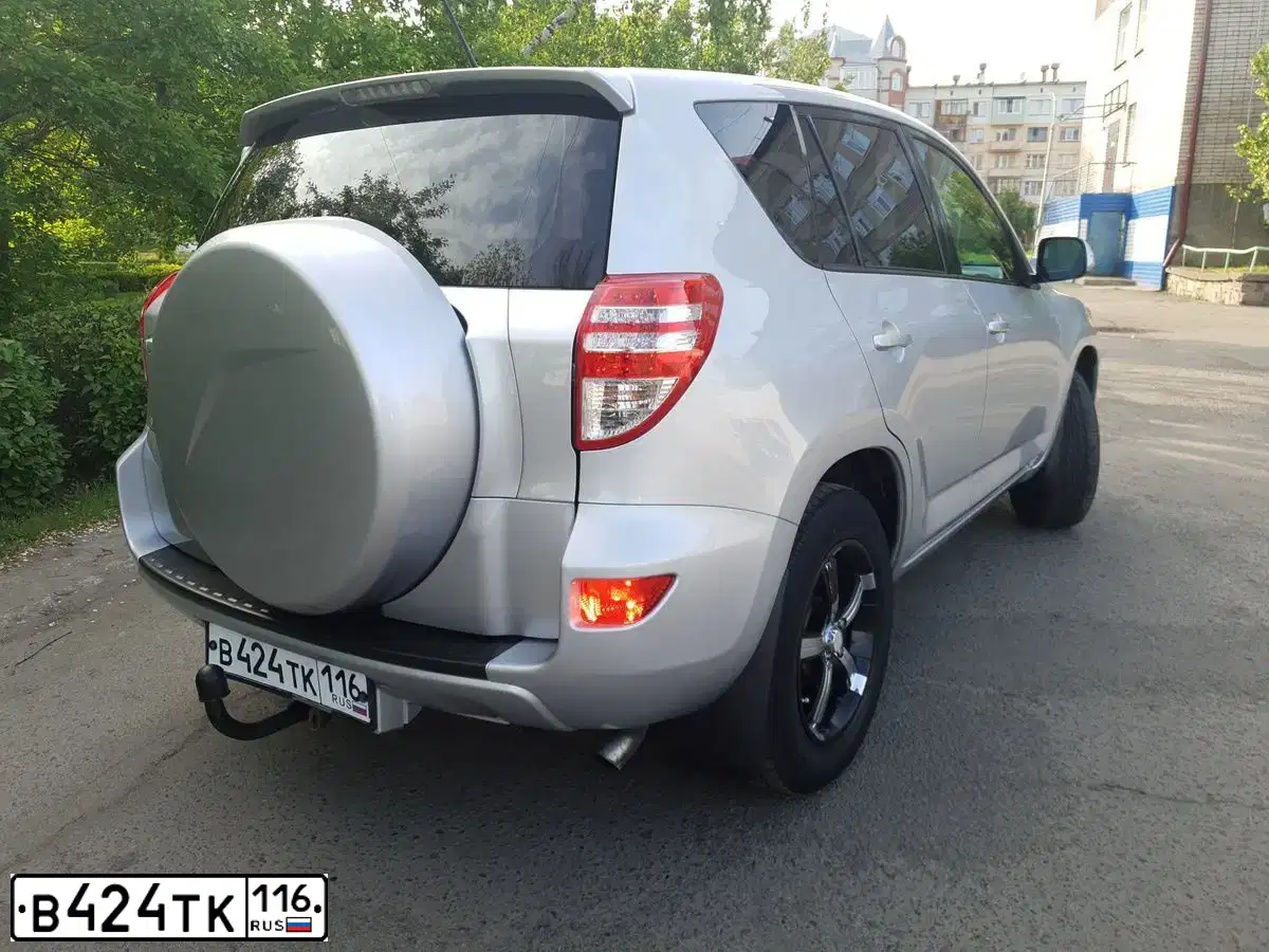 Фото автомобиля TOYOTA RAV4, 2010 — госномер В424ТК116. Цвет: СЕРЕБРИСТЫЙ
