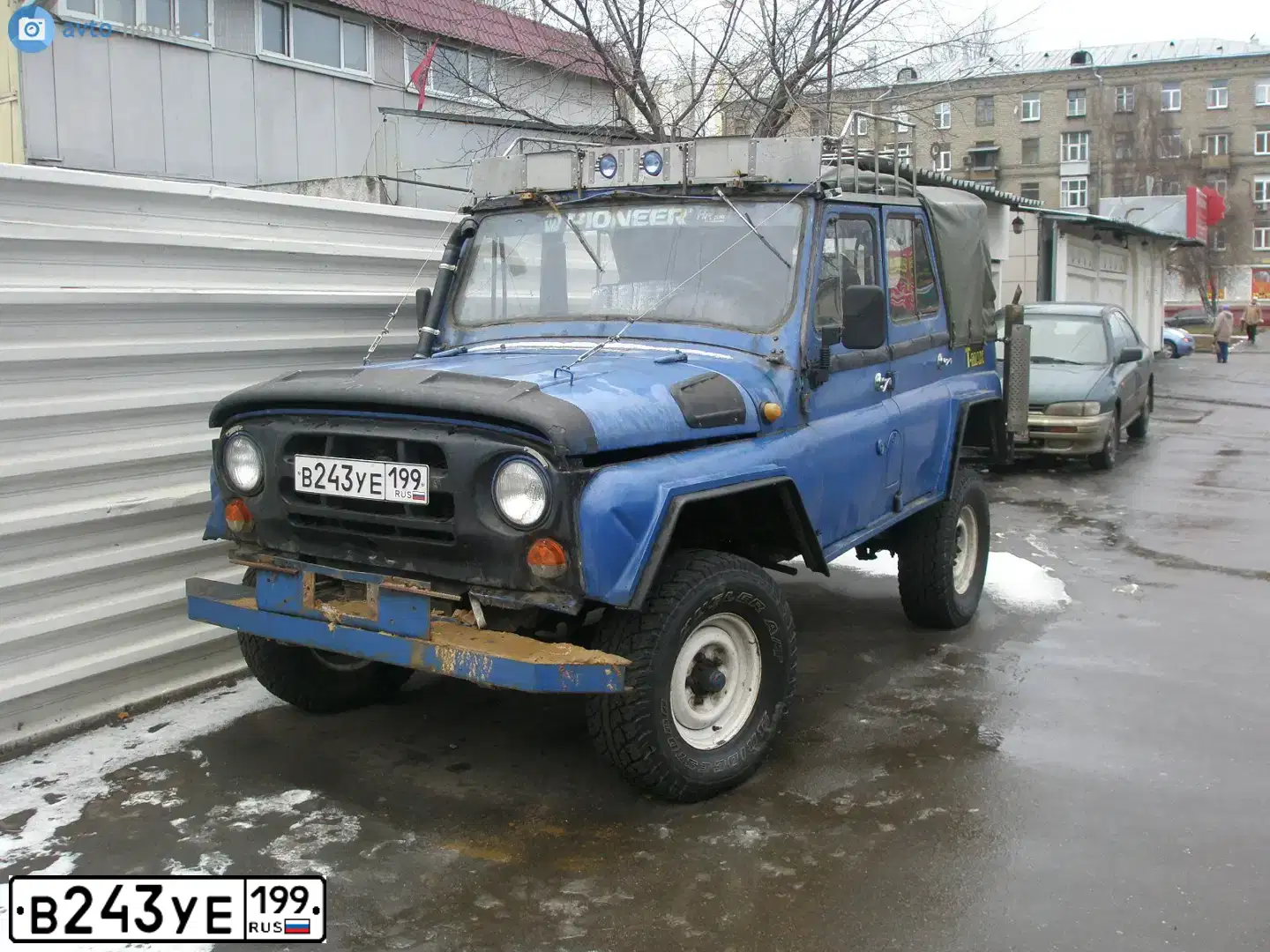 Фото автомобиля UAZ 3151 / HUNTER, 1993 — госномер В243УЕ199. Цвет: СИНИЙ