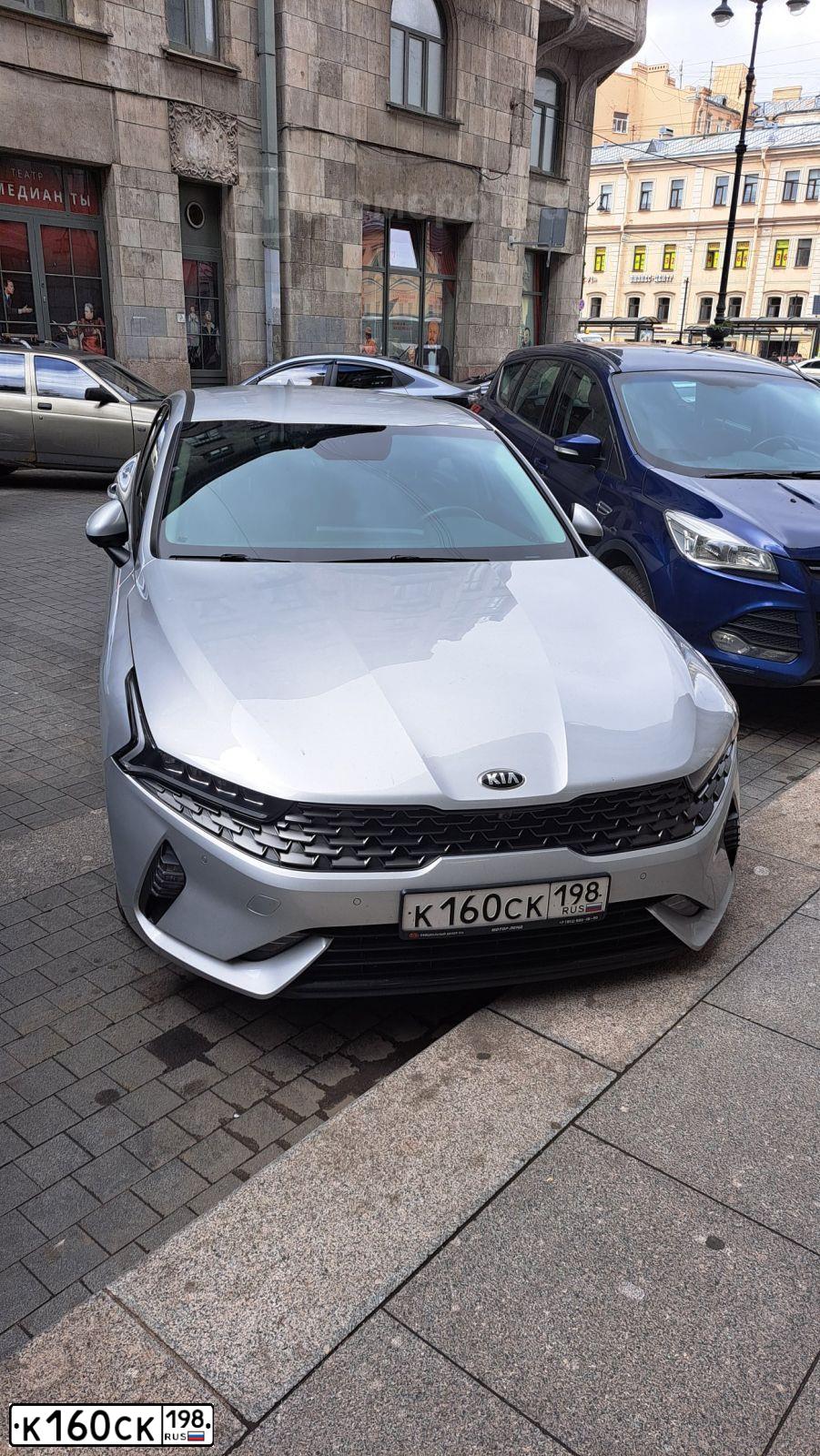Фото автомобиля KIA K5, 2021 — госномер К160СК198. Цвет: СЕРЫЙ