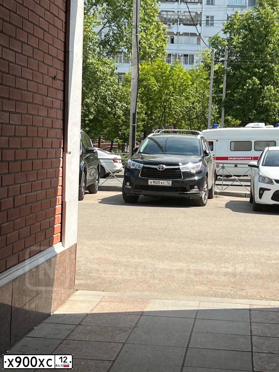 Фото автомобиля VOLKSWAGEN TOUAREG, 2015 — госномер Х900ХС12. Цвет: СЕРЫЙ ТЕМНЫЙ