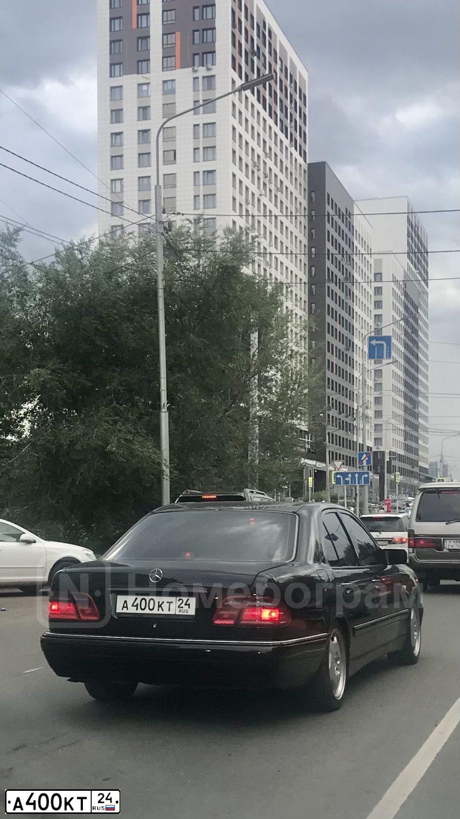 Фото автомобиля MERCEDES E-KLASSE, 1997 — госномер А400КТ24. Цвет: синий