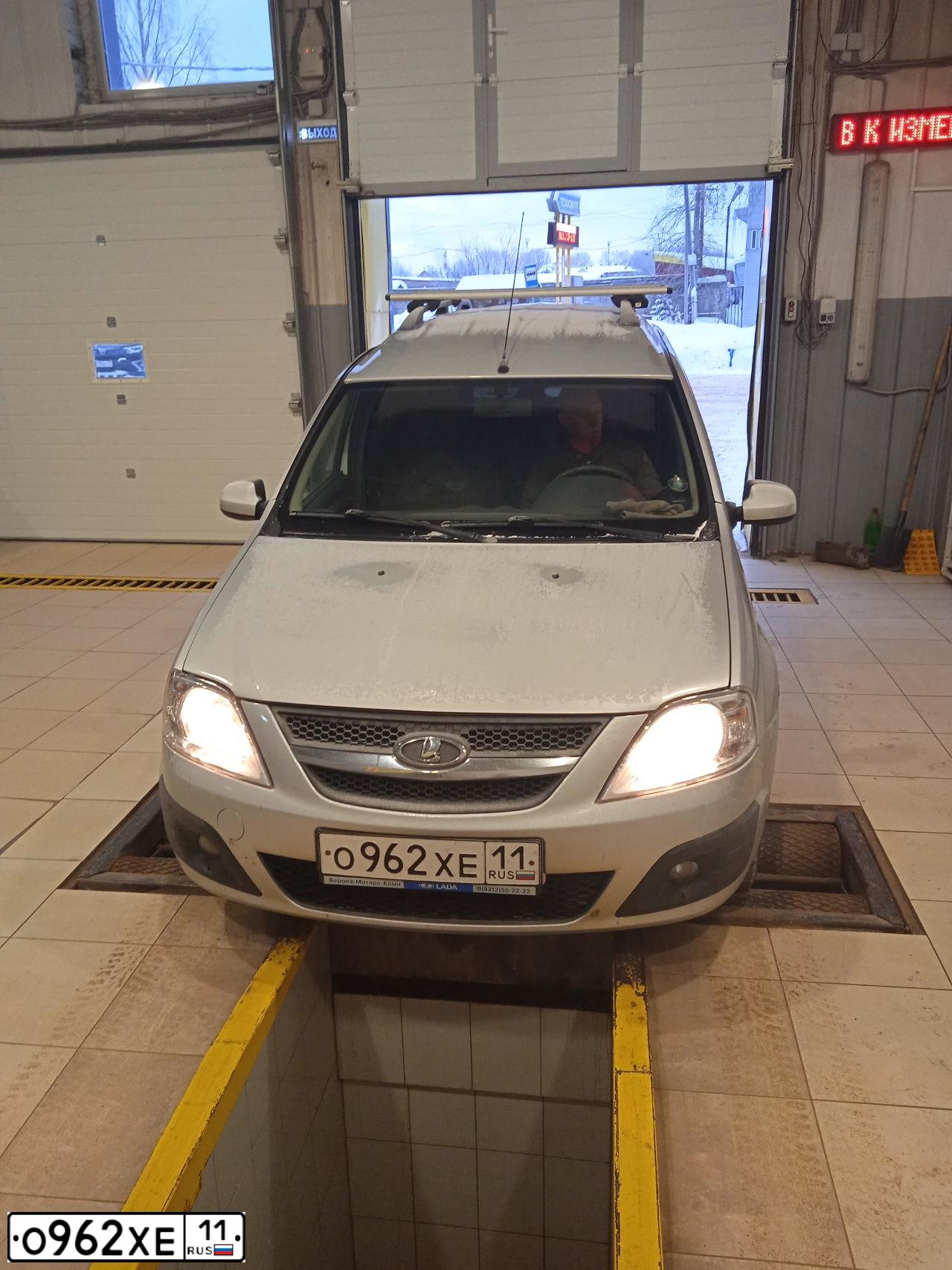 Фото автомобиля LADA LARGUS, 2014 — госномер О962ХЕ11. Цвет: СЕРЕБРИСТЫЙ