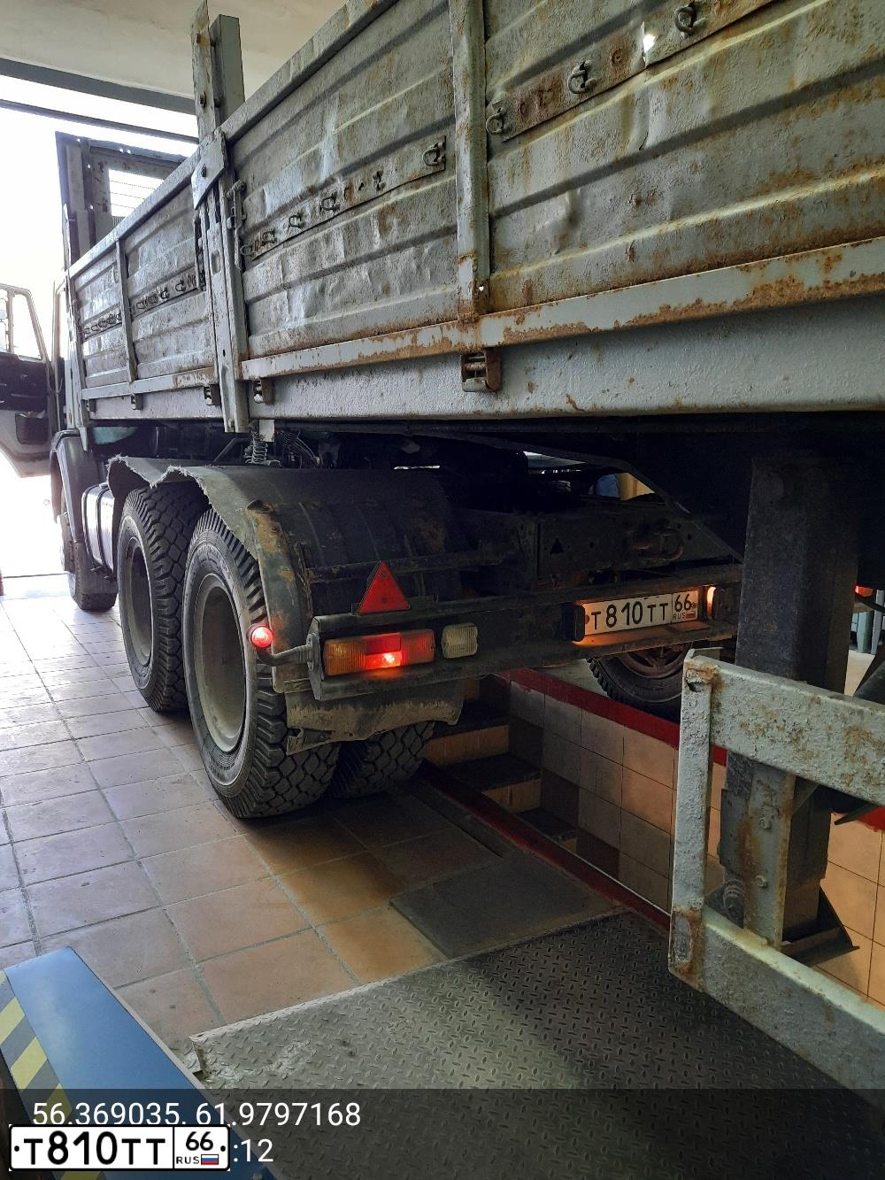 Фото автомобиля KAMAZ 54115 /6X4/, 2003 — госномер Т810ТТ66. Цвет: СЕРЫЙ