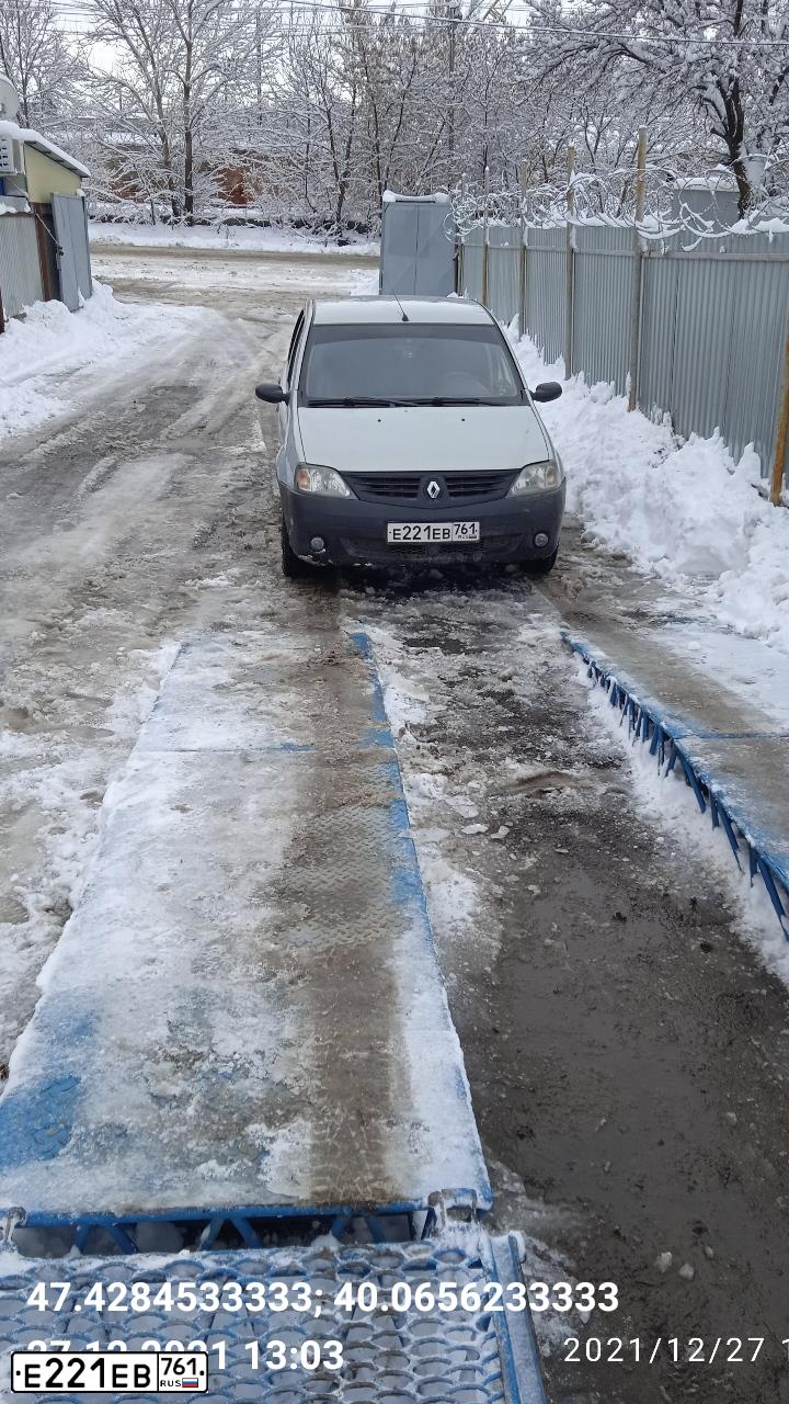 Фото автомобиля RENAULT LOGAN, 2009 — госномер Е221ЕВ761. Цвет: СЕРЫЙ