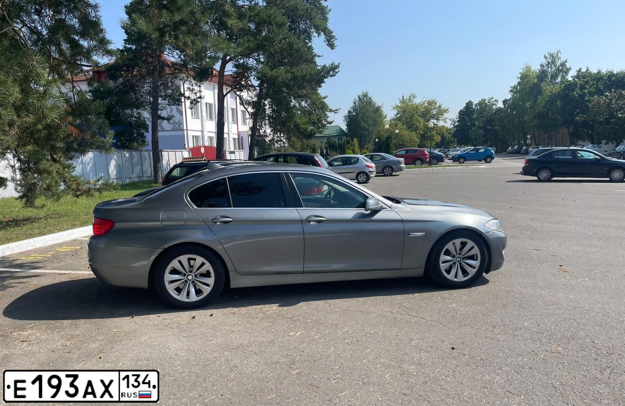 Фото автомобиля BMW SERIE 5, 2013 — госномер Е193АХ134. Цвет: Серый