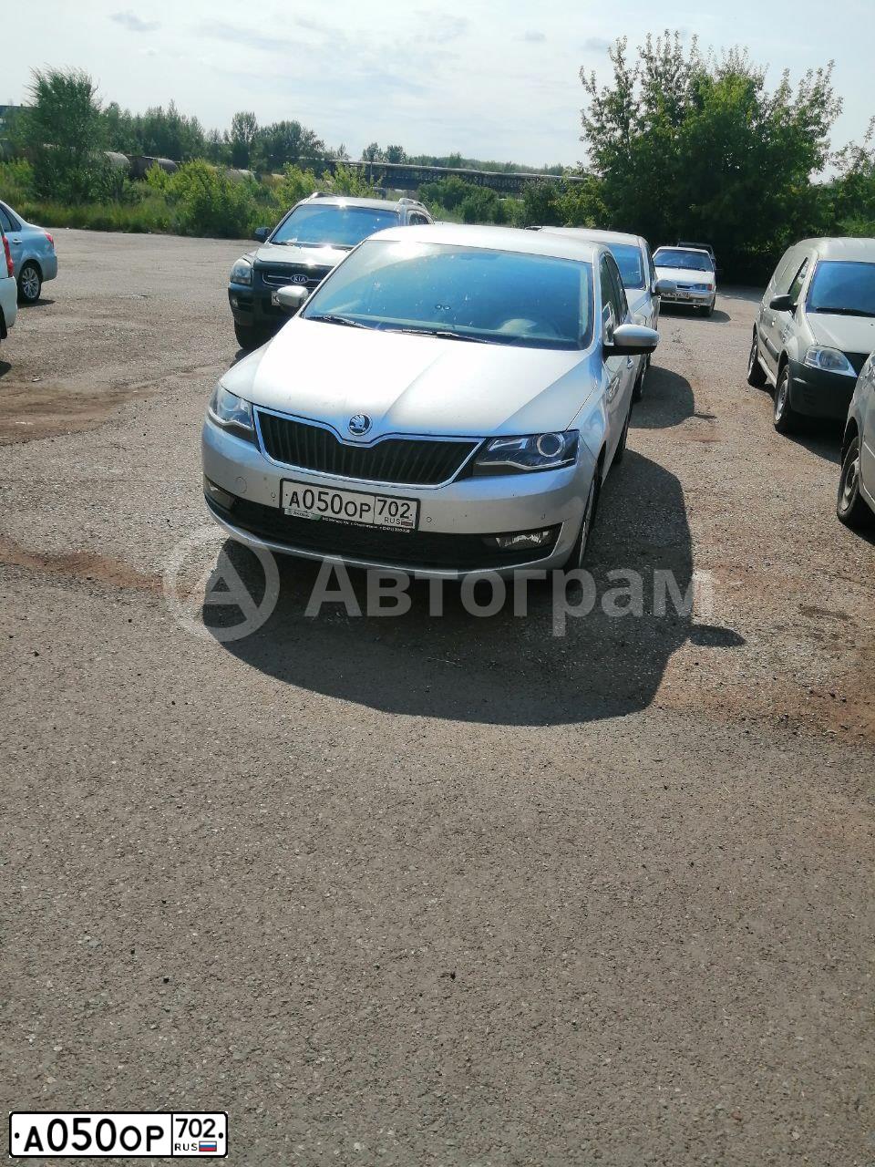Фото автомобиля SKODA RAPID, 2019 — госномер А050ОР702. Цвет: СЕРЫЙ