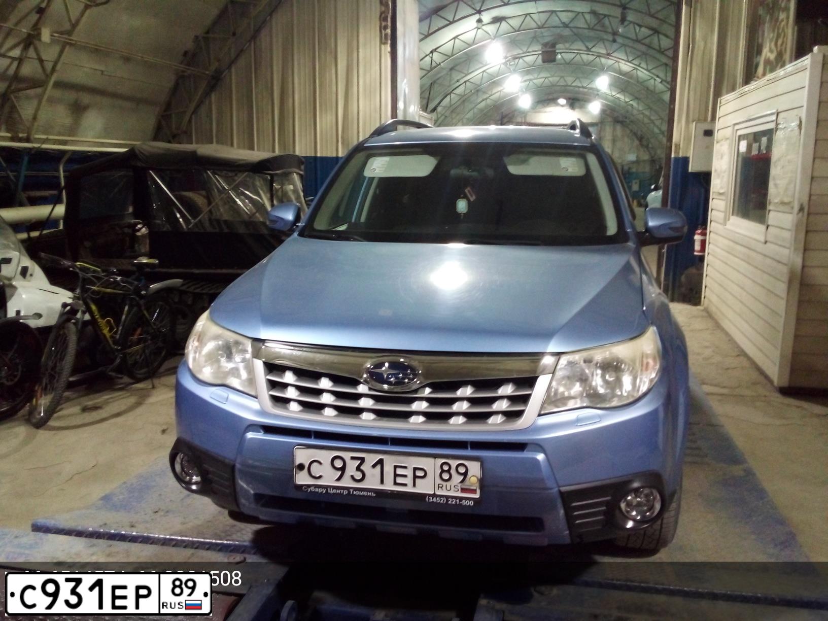 Фото автомобиля SUBARU FORESTER, 2011 — госномер К452НР186. Цвет: синий