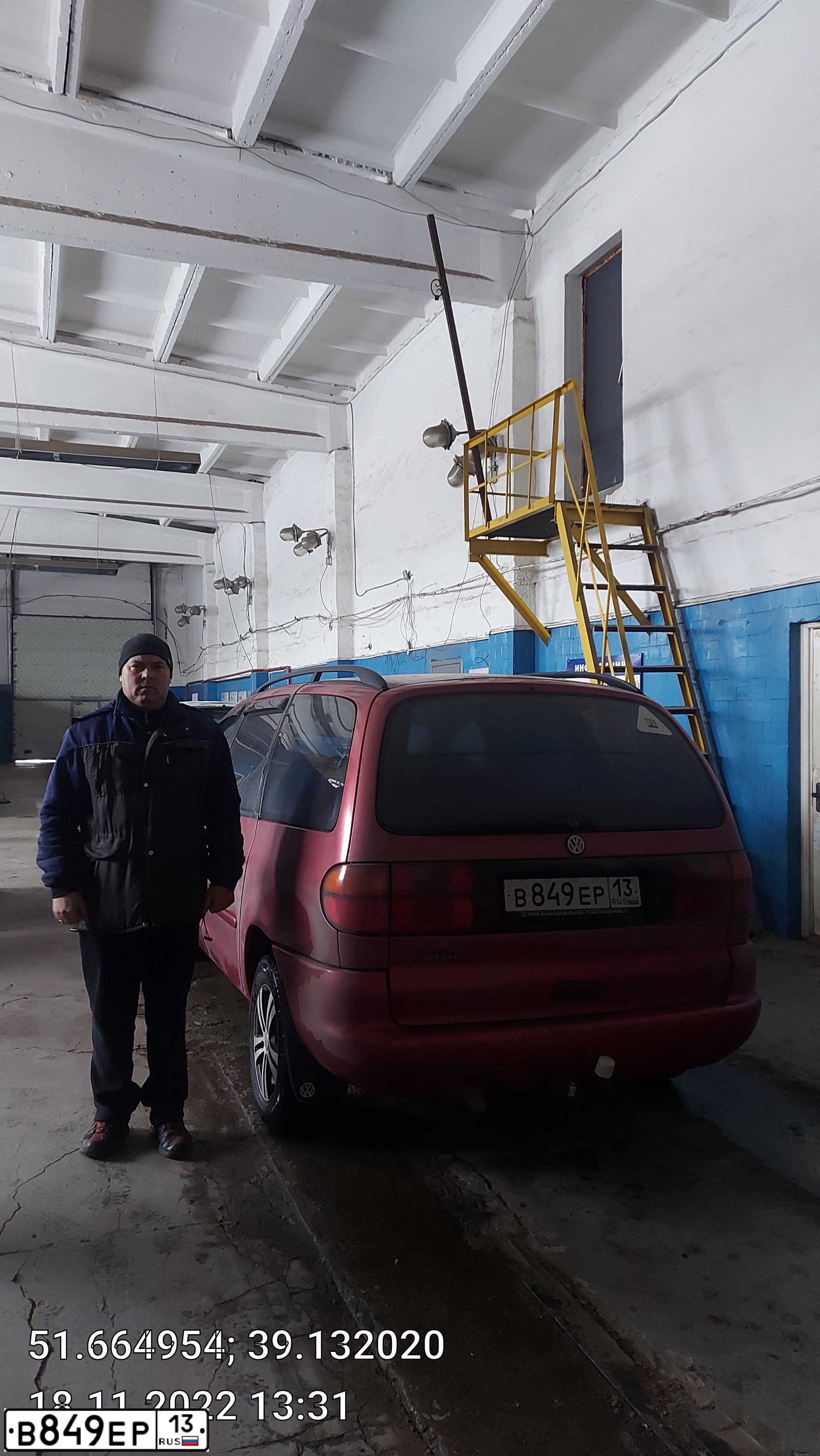 Фото автомобиля VOLKSWAGEN SHARAN, 1996 — госномер М086МО136. Цвет: Красный