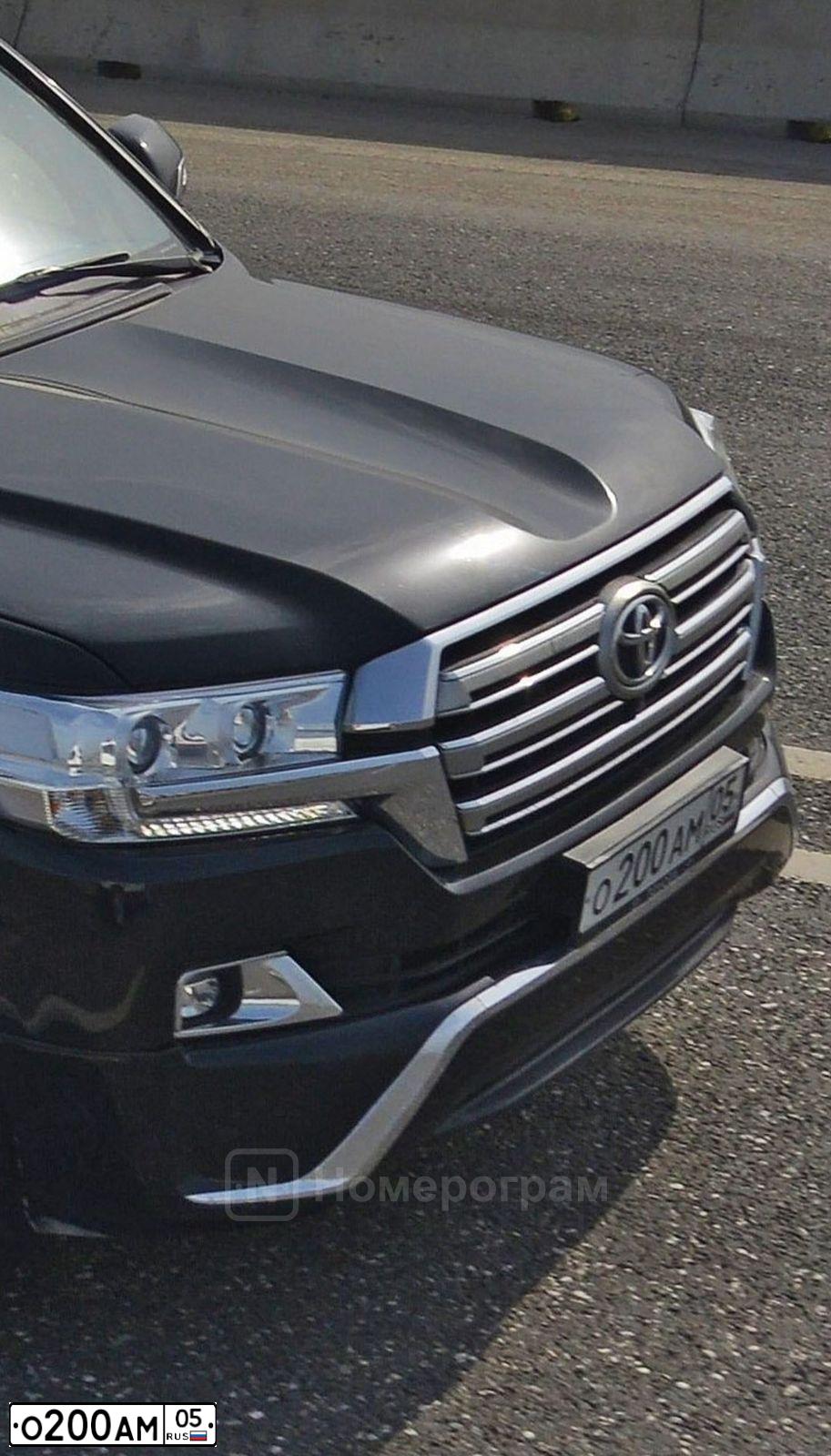 Фото автомобиля TOYOTA LANDCRUISER 200, 2012 — госномер Т111ММ777. Цвет: ЧЕРНЫЙ
