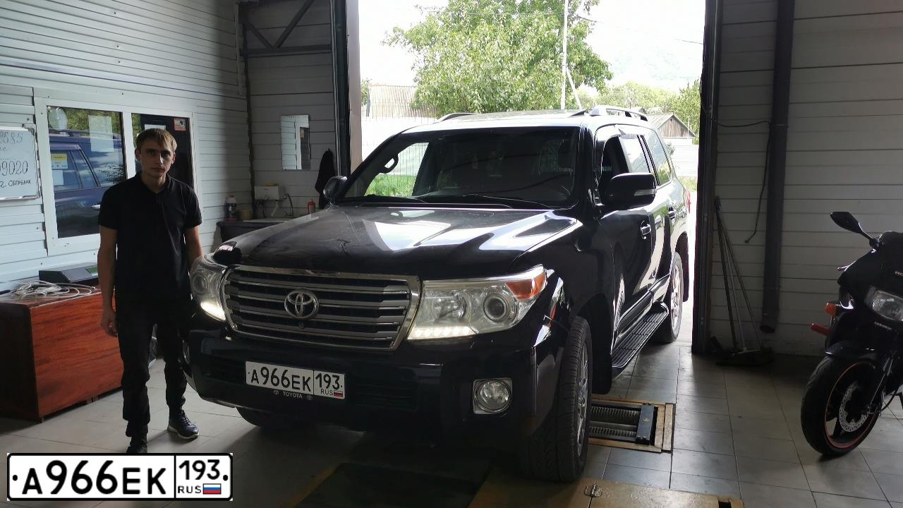 Фото автомобиля TOYOTA LANDCRUISER 200, 2014 — госномер К002АХ23. Цвет: ЧЕРНЫЙ