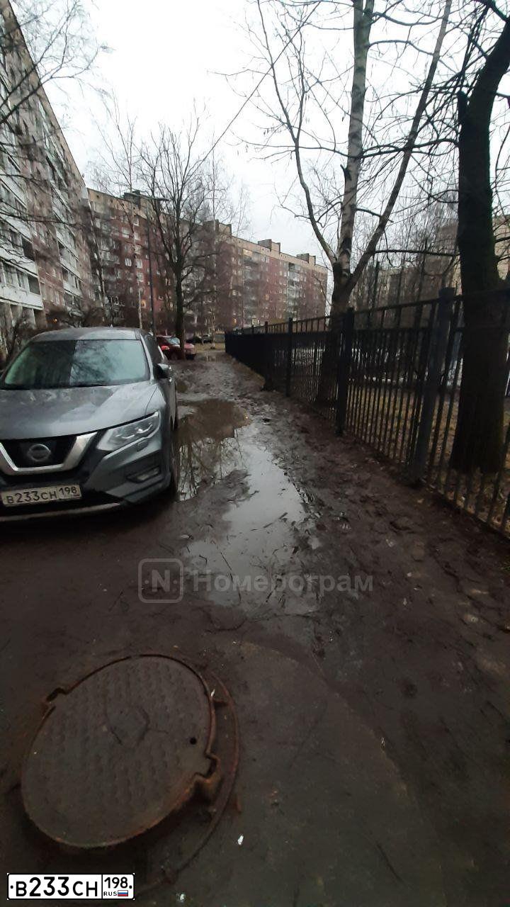 Фото автомобиля NISSAN X-TRAIL, 2018 — госномер В233СН198. Цвет: СЕРЫЙ