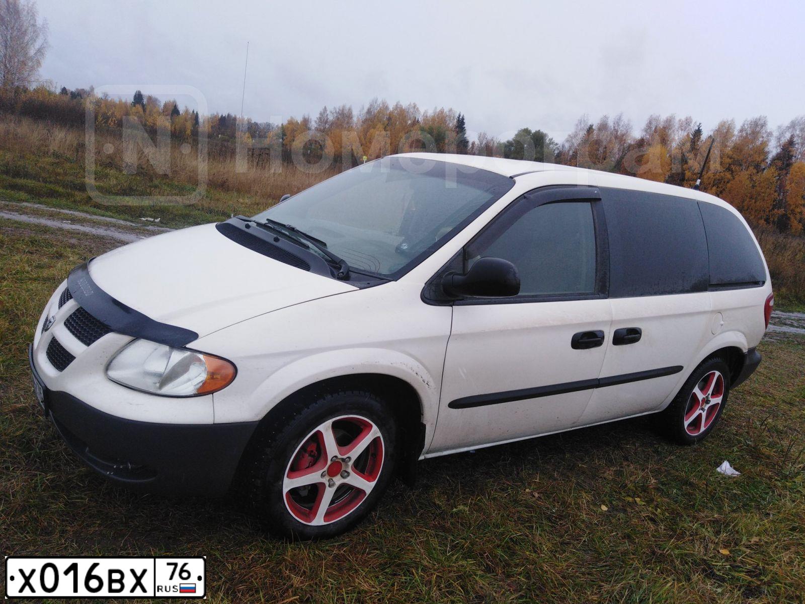 Фото автомобиля DODGE /GRAND/ CARAVAN, 2002 — госномер Х016ВХ76. Цвет: Белый