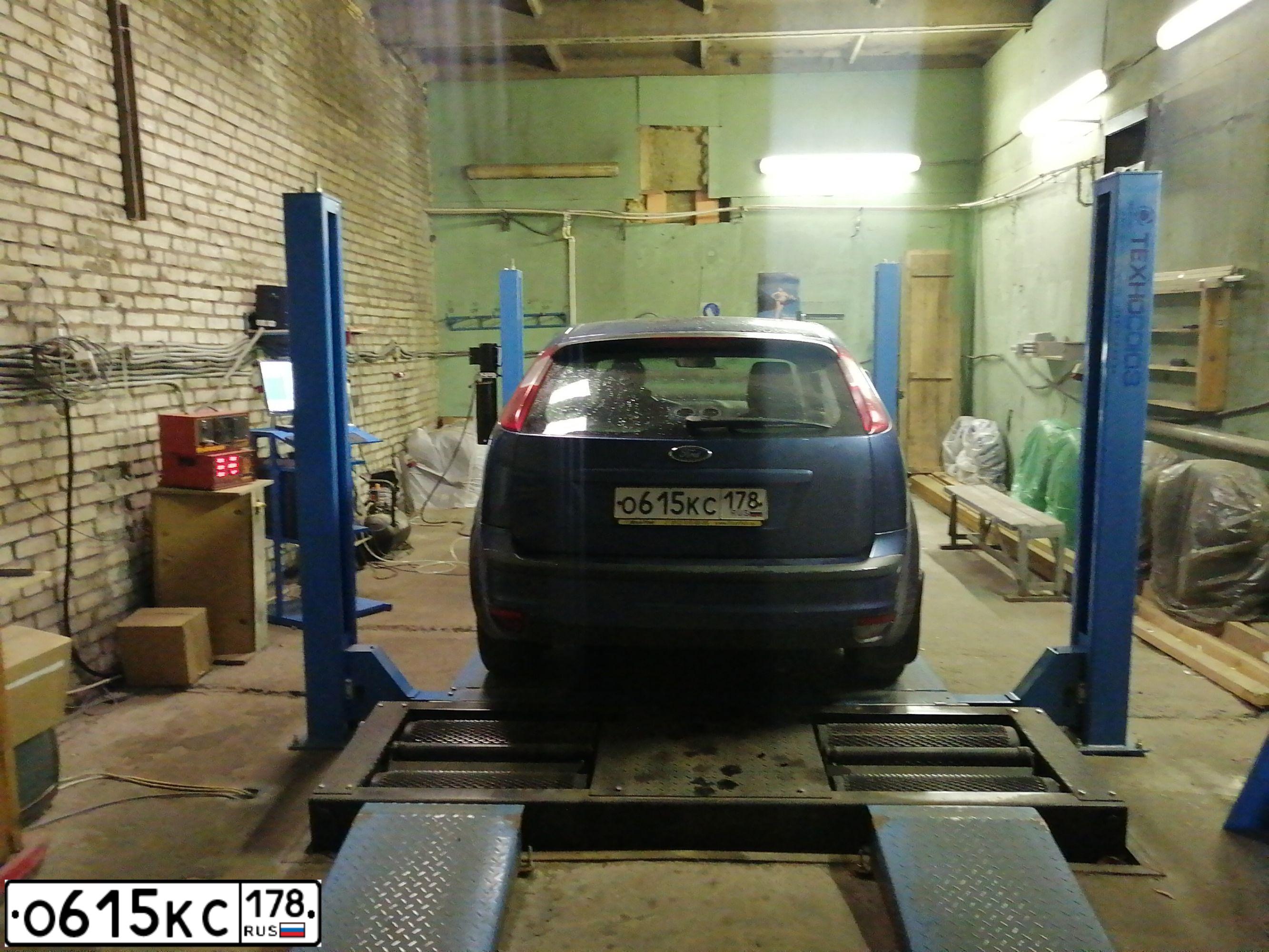 Фото автомобиля FORD FOCUS, 2007 — госномер О615КС178. Цвет: СИНИЙ