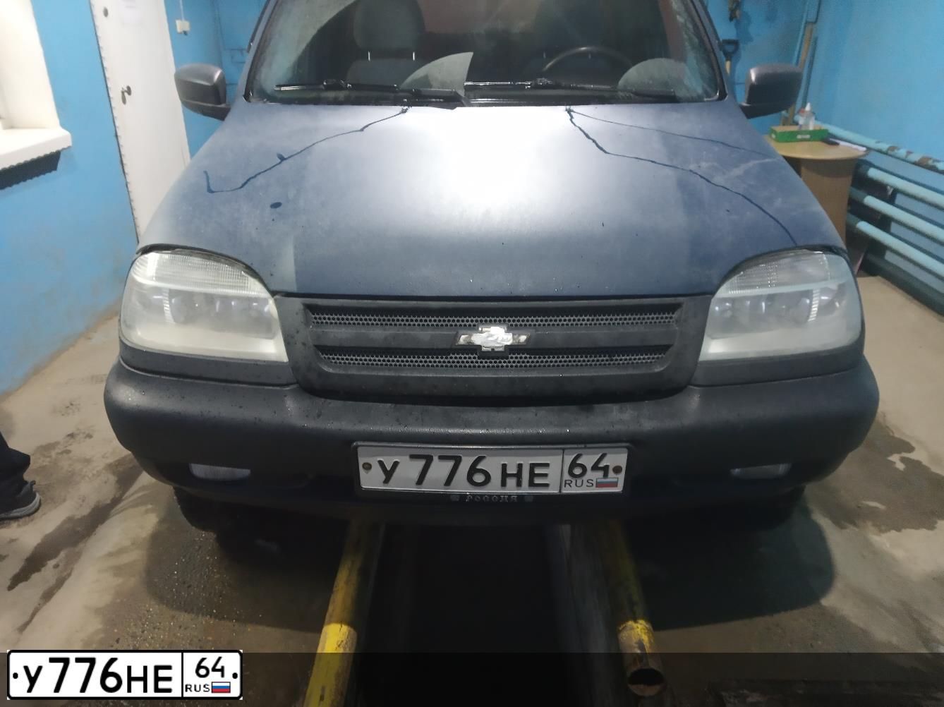 Фото автомобиля CHEVROLET T NIVA, 2005 — госномер Х580ХТ12. Цвет: ТЕМНО СИНИЙ